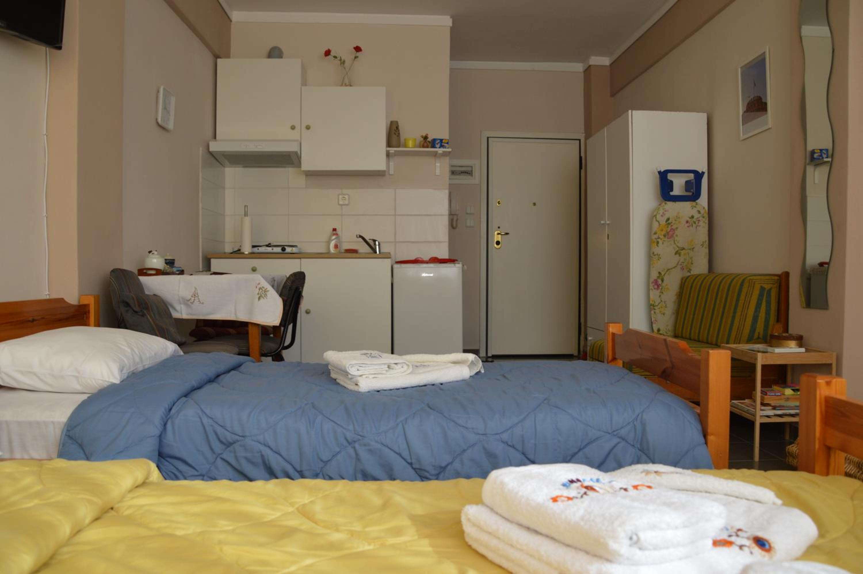 Studio Apartment - Photo 2