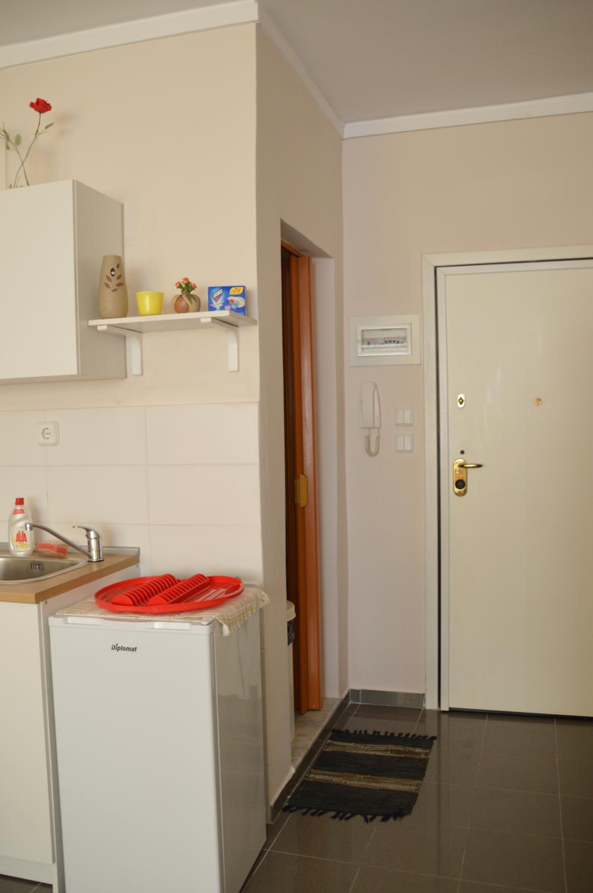 Studio Apartment - Photo 25
