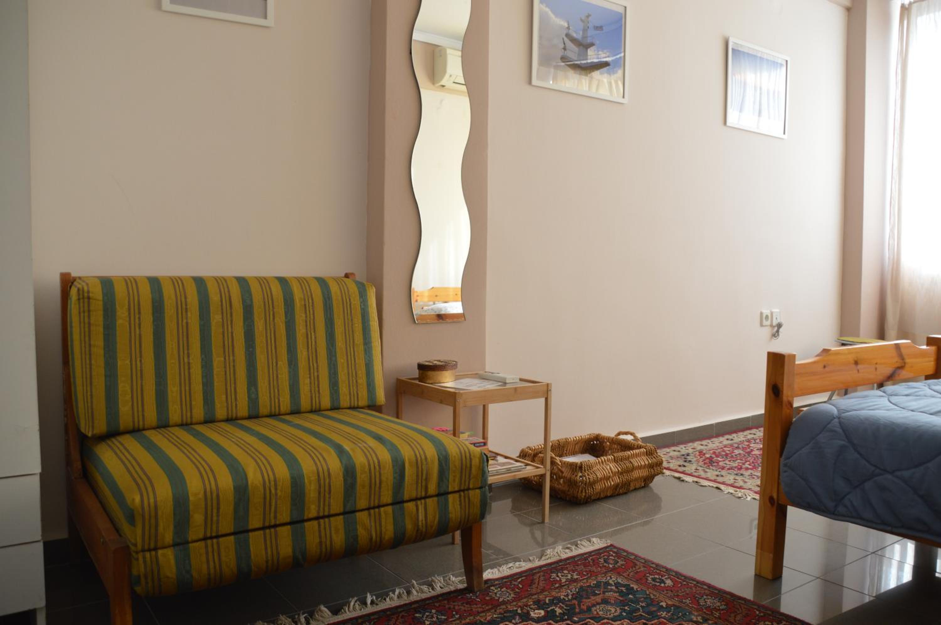 Studio Apartment - Photo 27