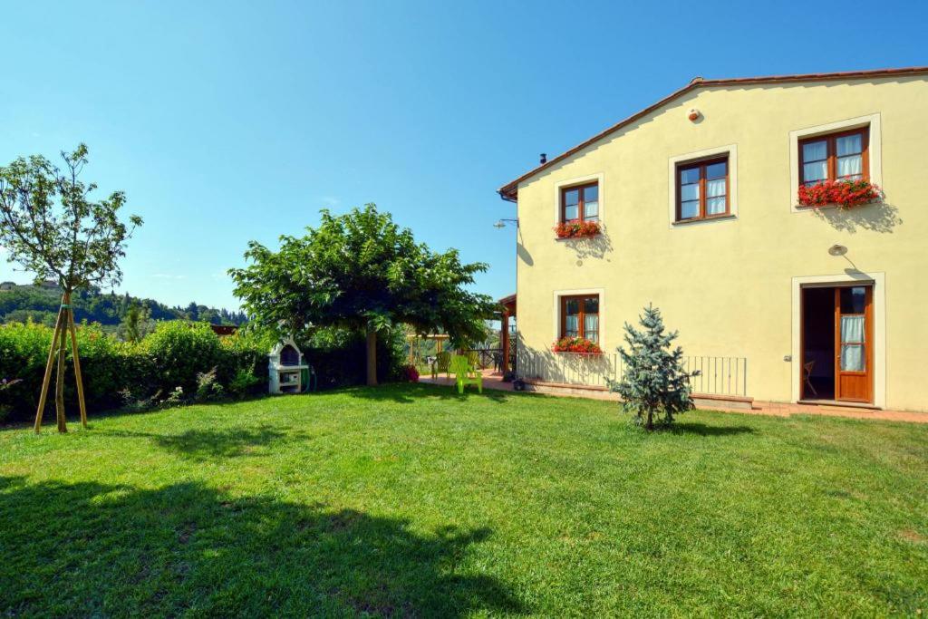 Six-Bedroom House photo 3