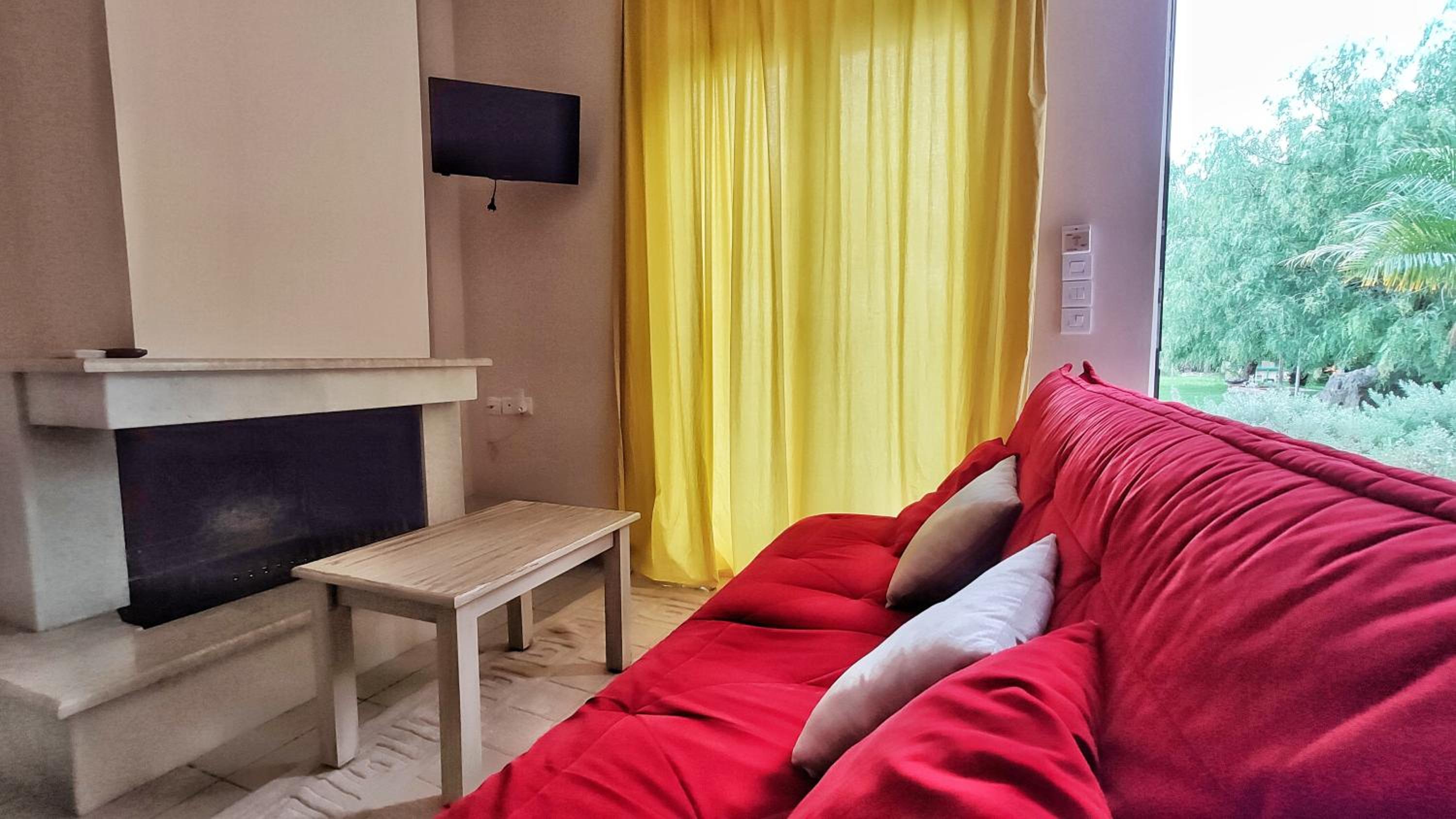 One-Bedroom Apartment - Photo 1
