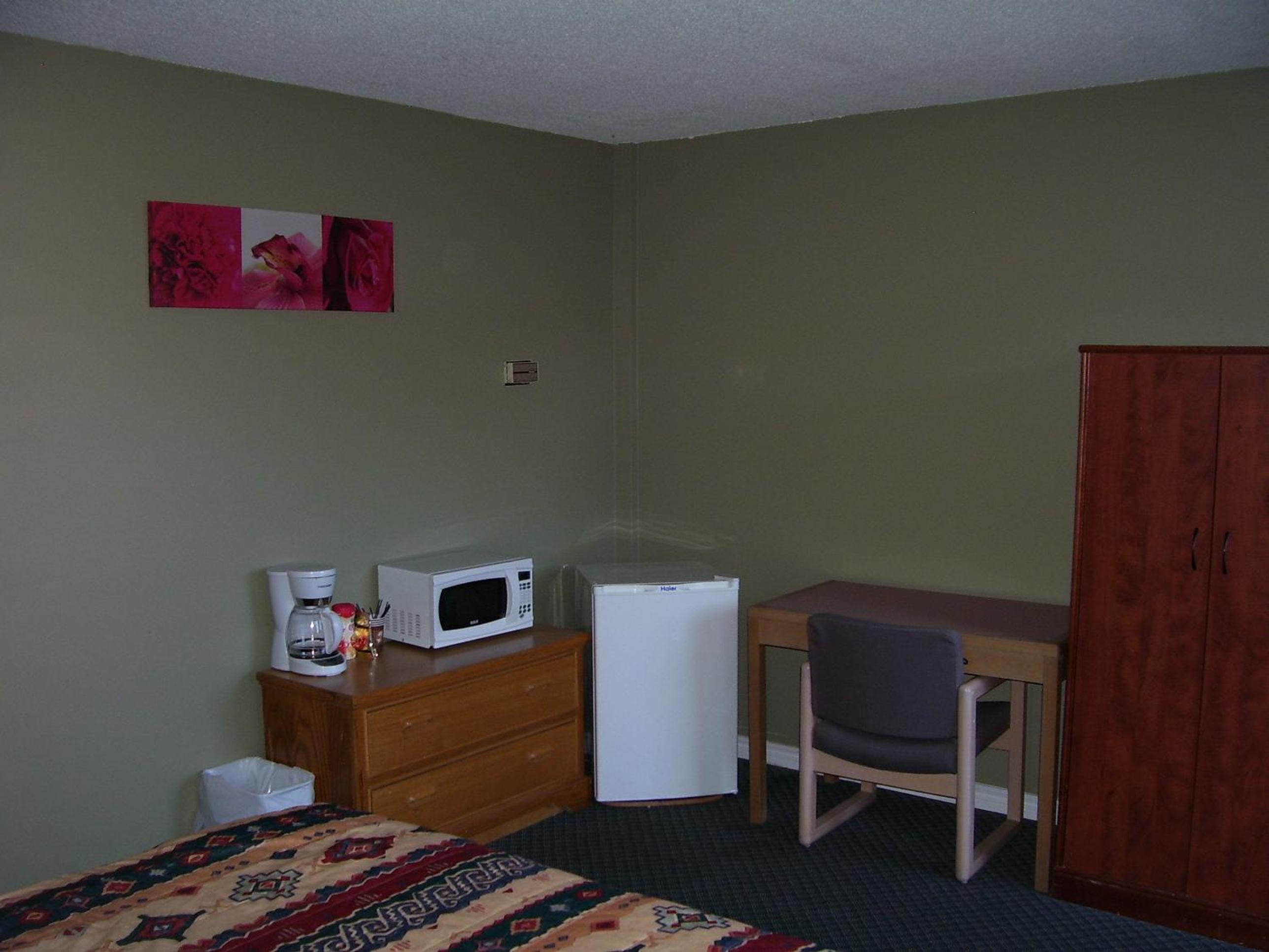 Queen Room photo 2