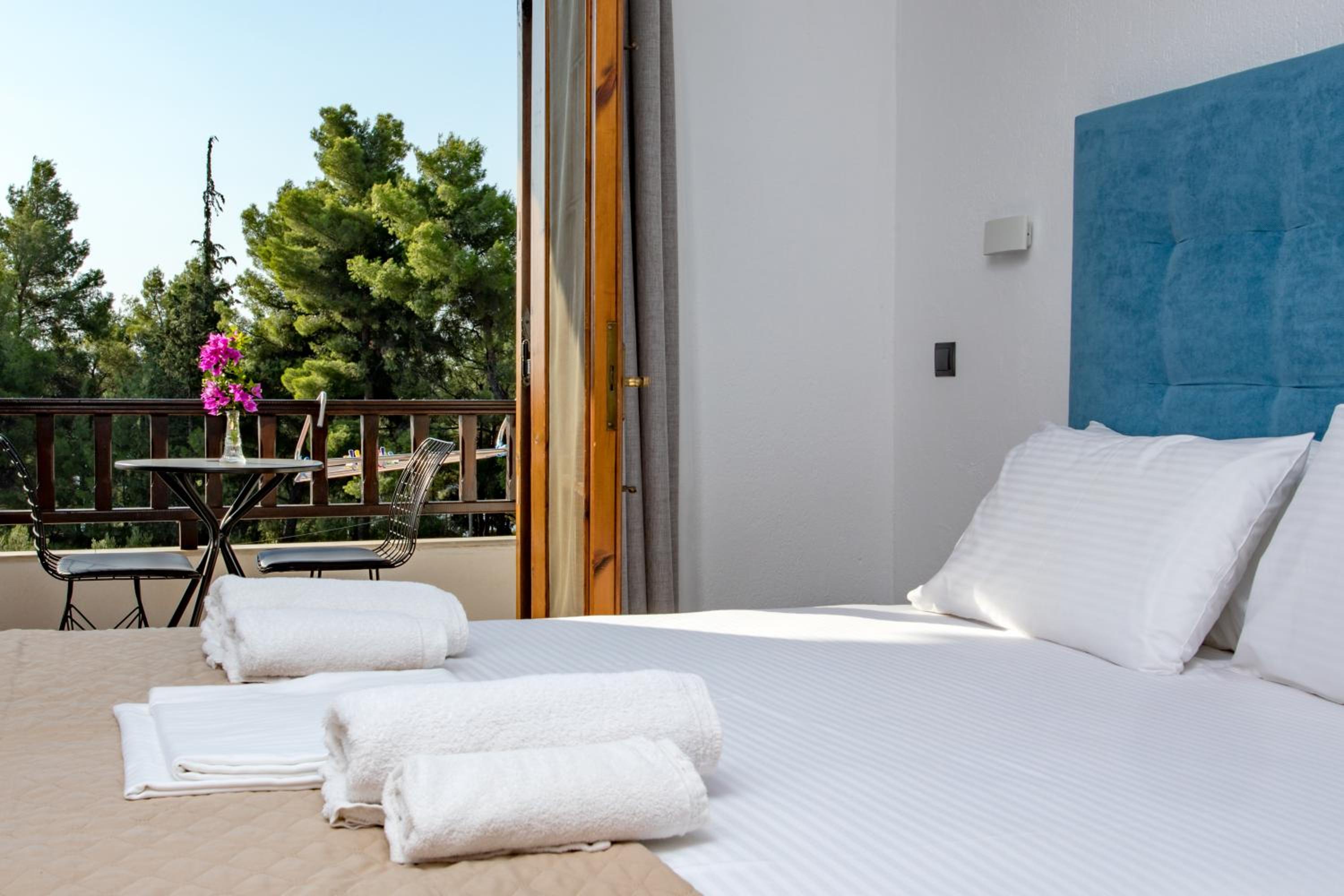 Deluxe Double Room with Side Sea View - Photo 1