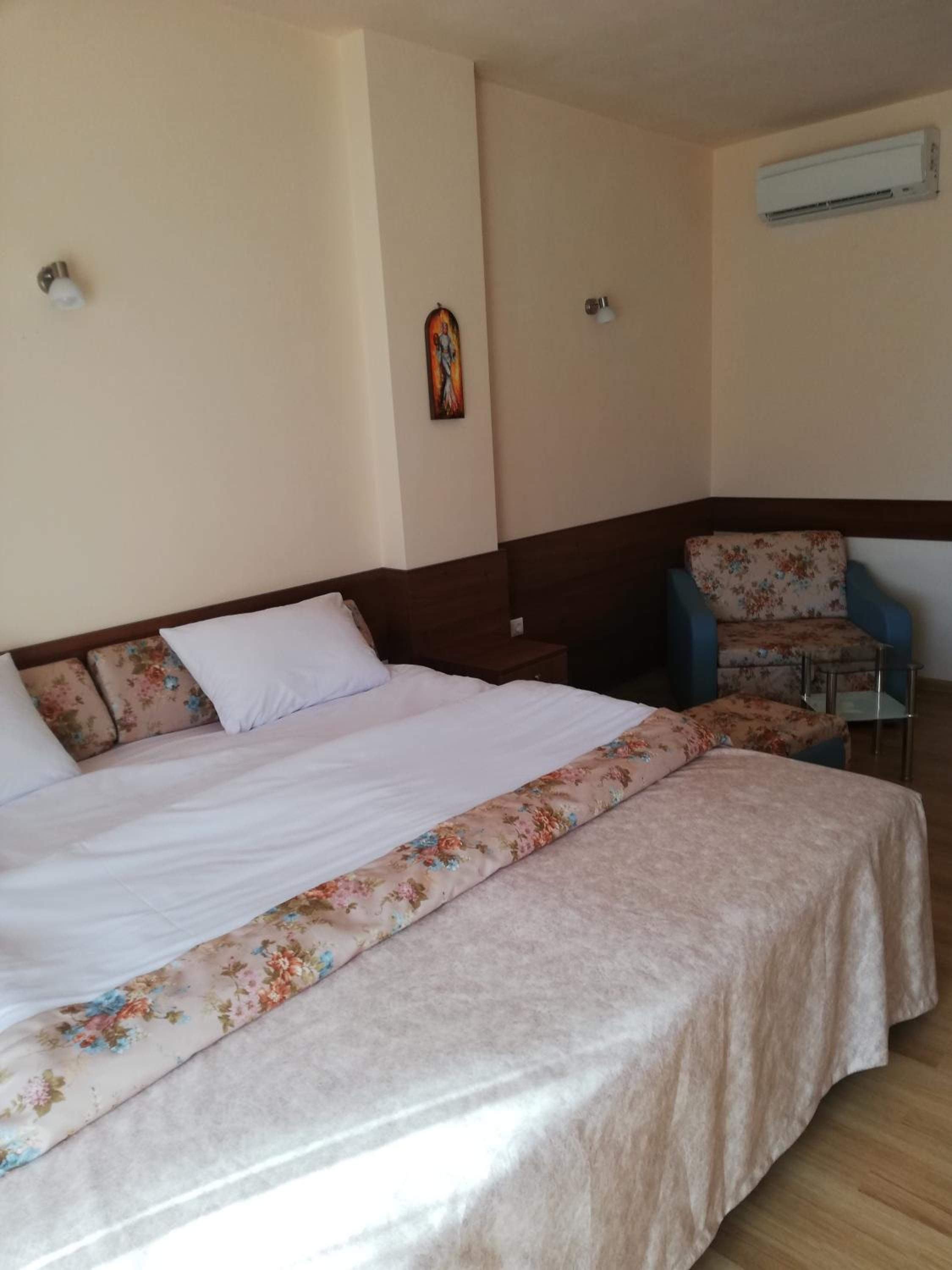Double or Twin Room with Terrace - Photo 8