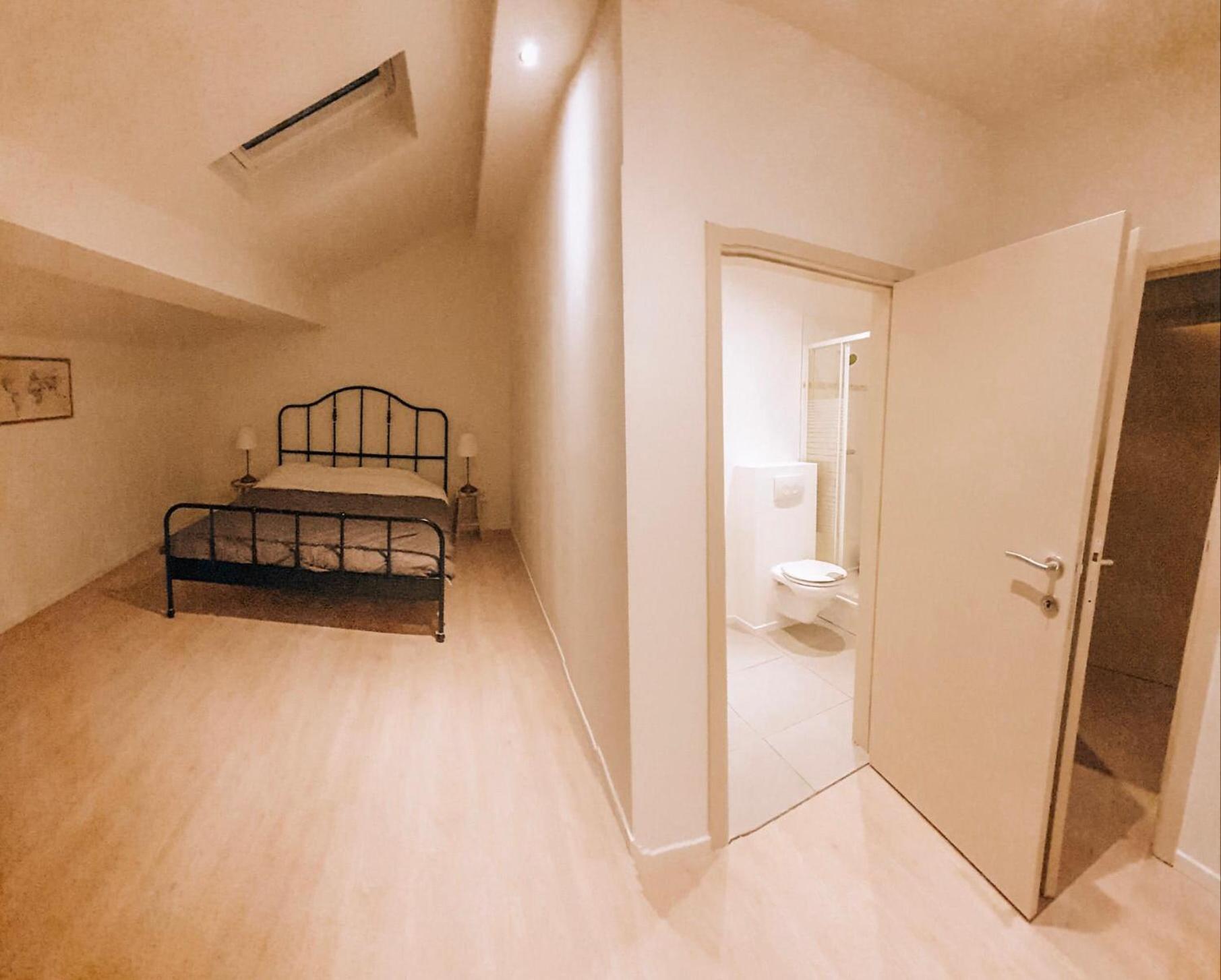Seven-Bedroom House photo 2