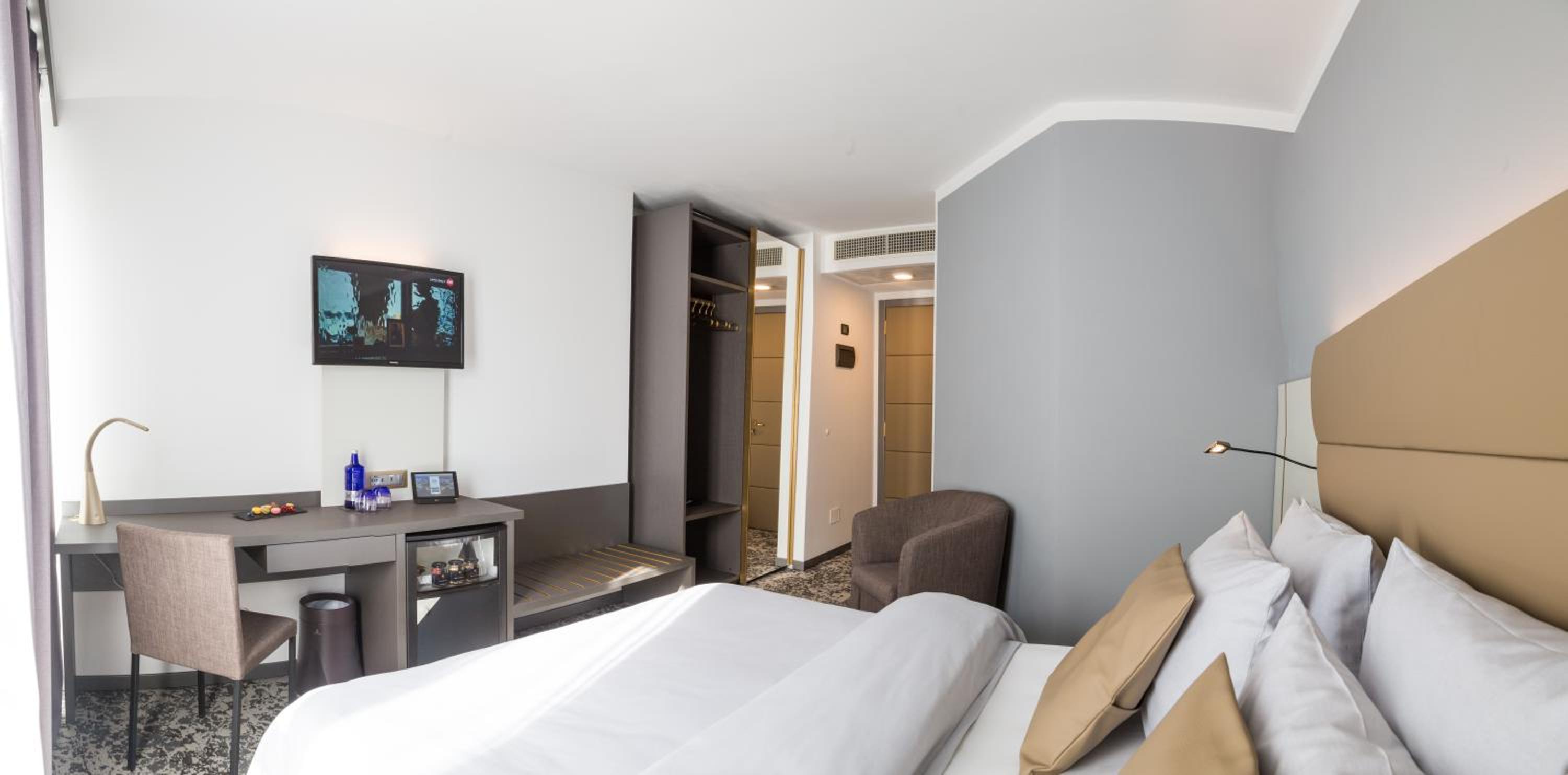 Standard Double Room - Photo 11