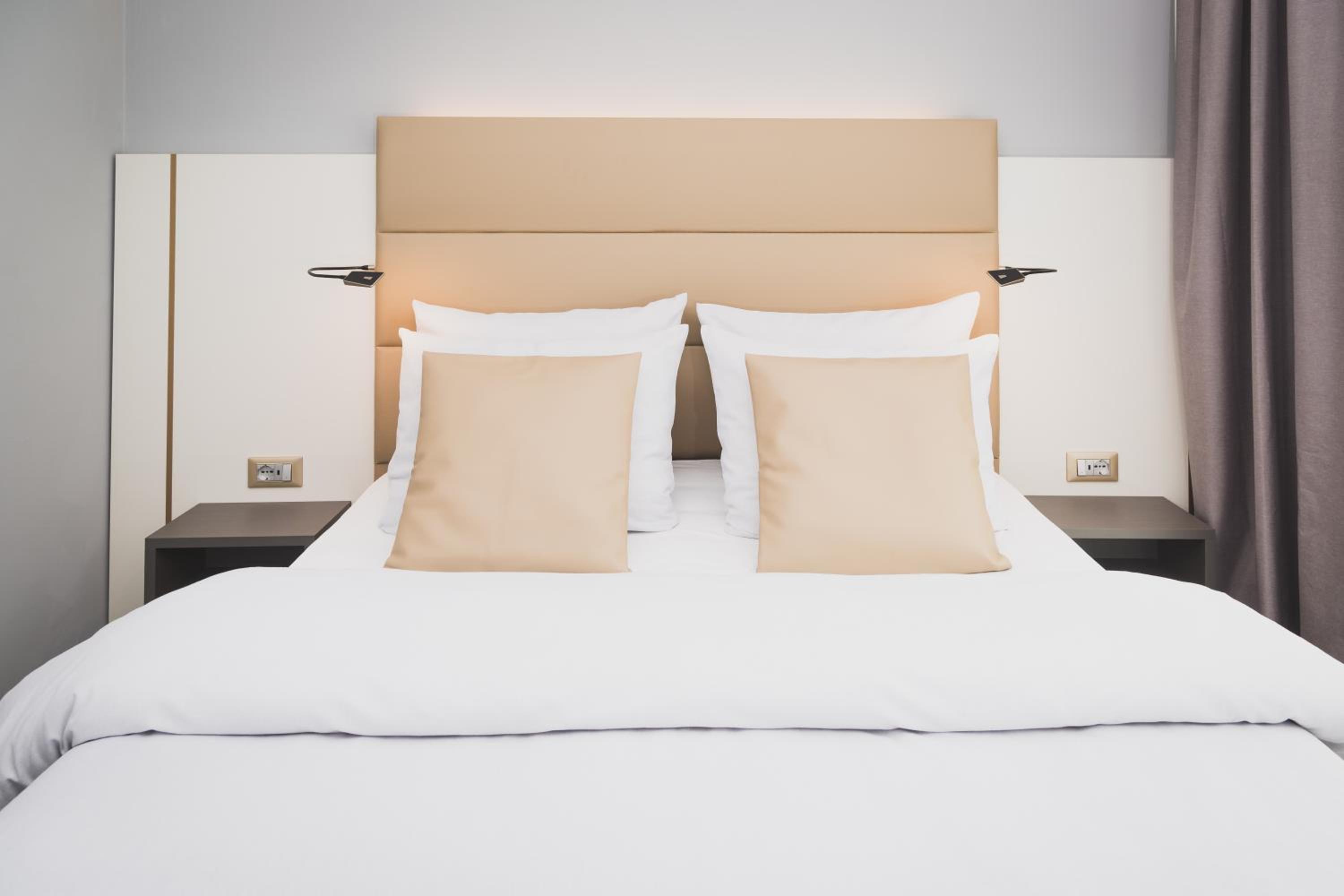 Standard Double Room - Photo 10