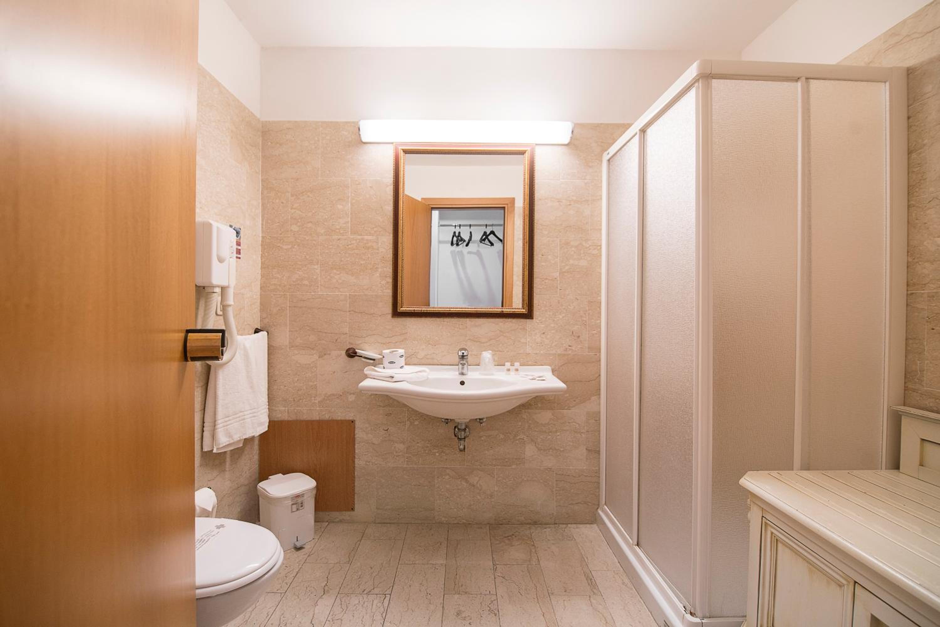 Economy Double Or Twin Room - Photo 4