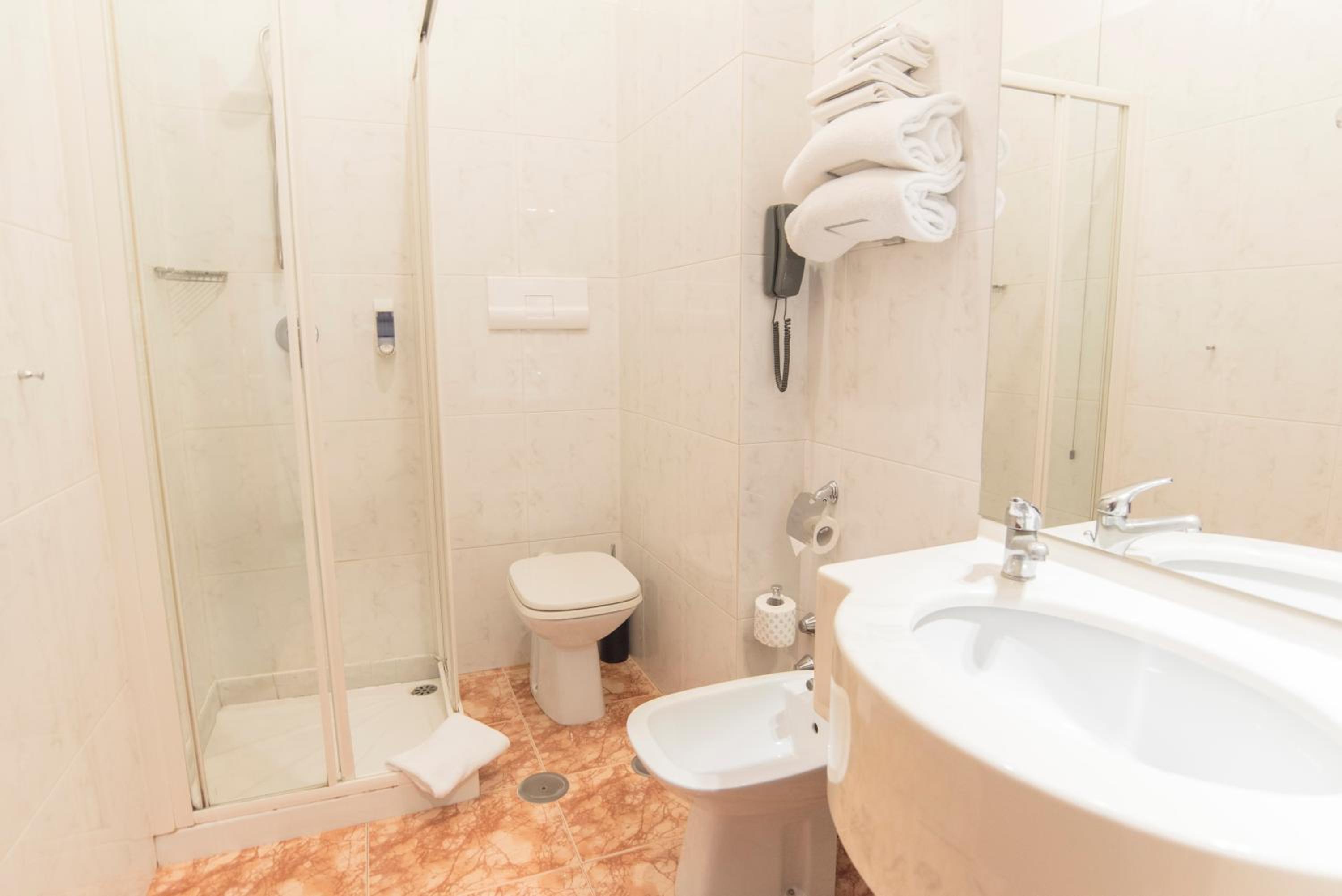 Standard Double or Twin Room - Photo 4