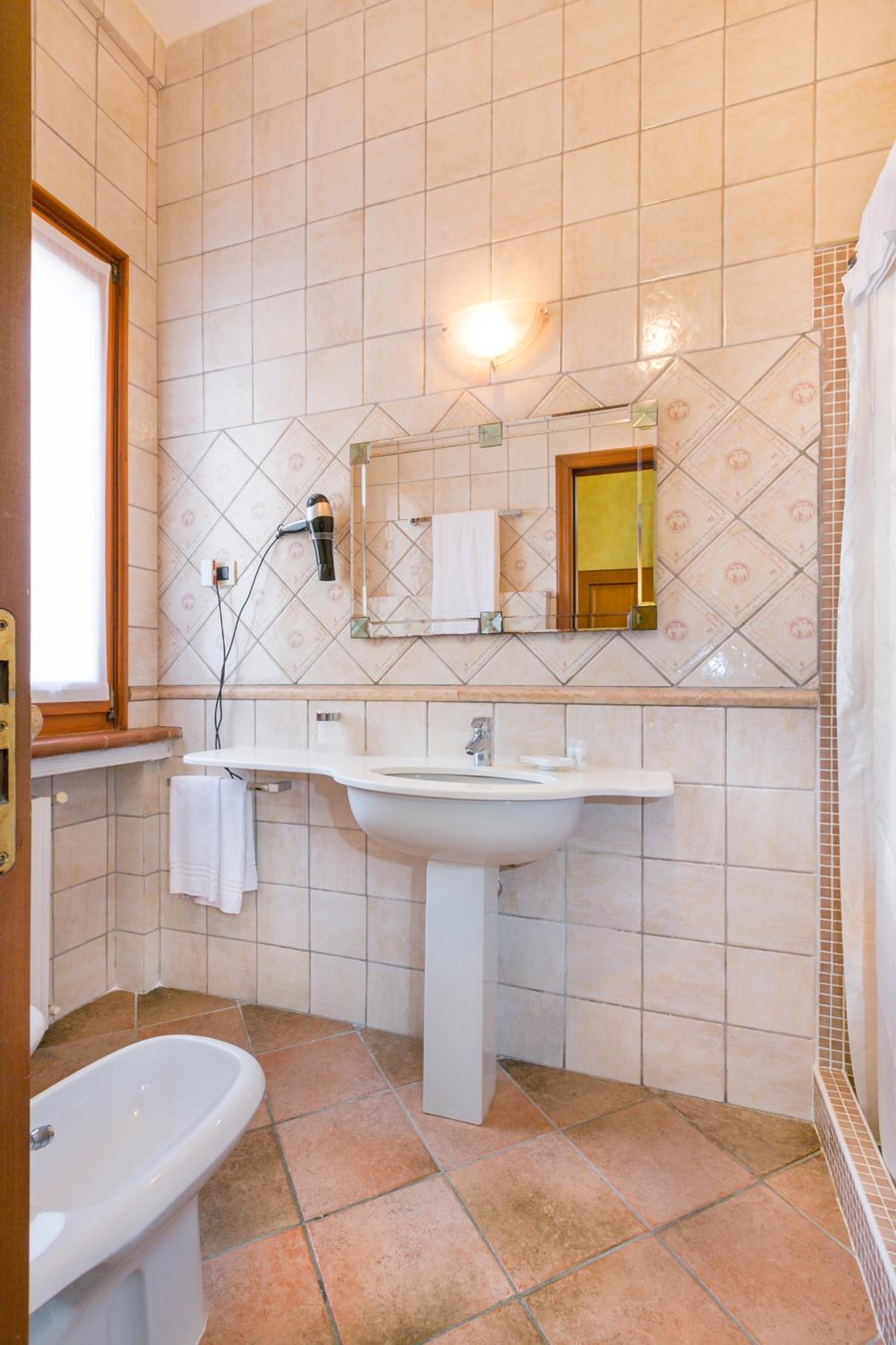 Standard Double or Twin Room photo 3