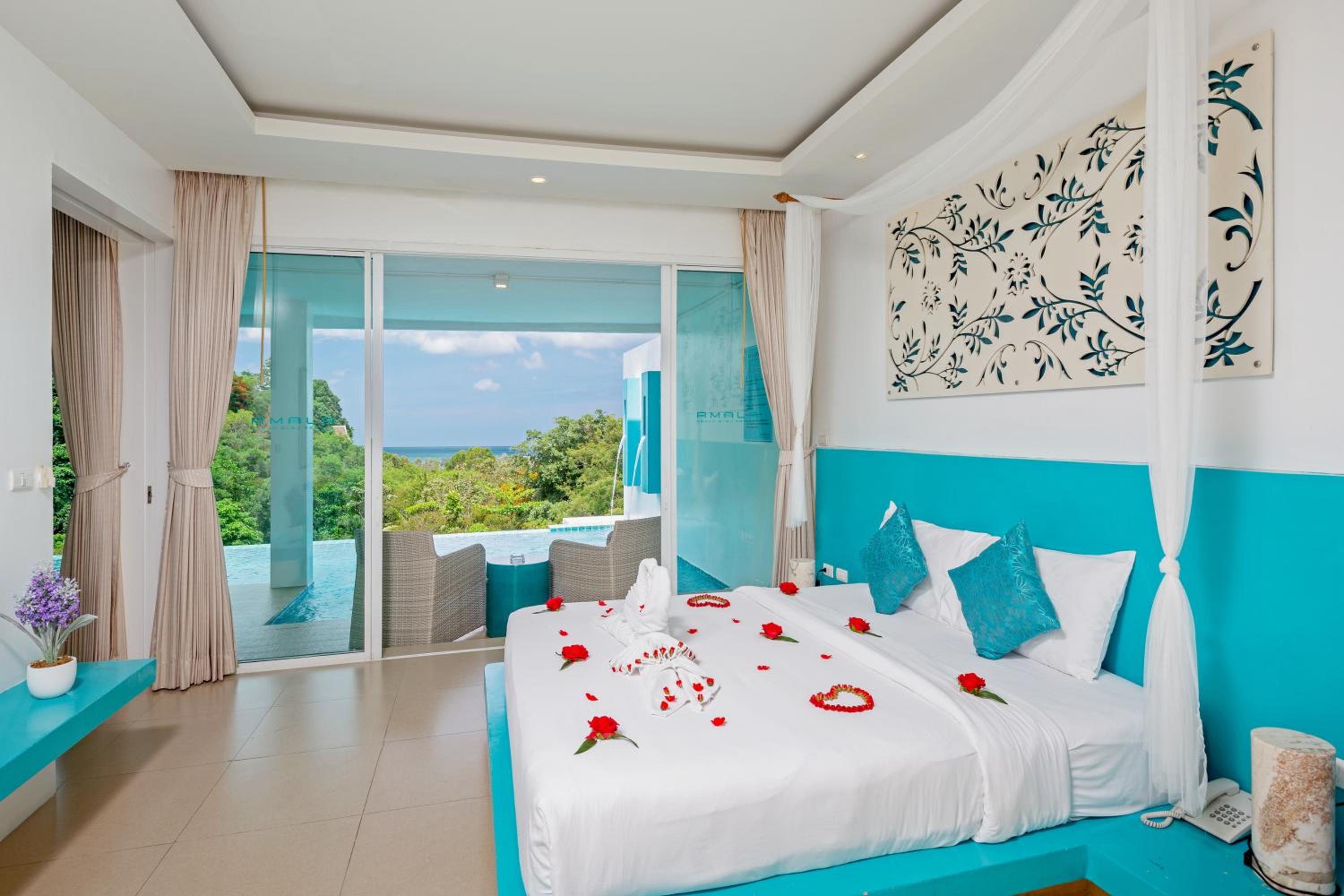 Deluxe Partial Seaview Pool Suite  photo 3