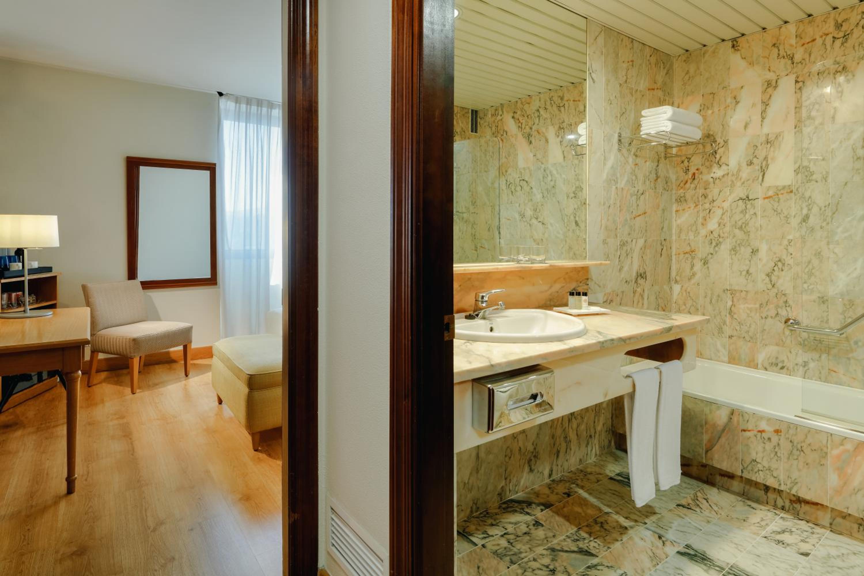 Standard Double or Twin Room - Photo 7