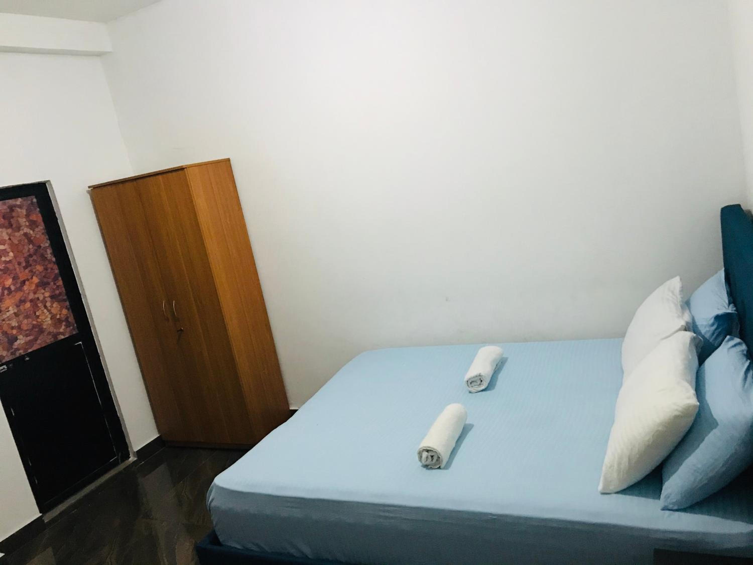 Double Room - Queen Bed with Air Condition photo 2