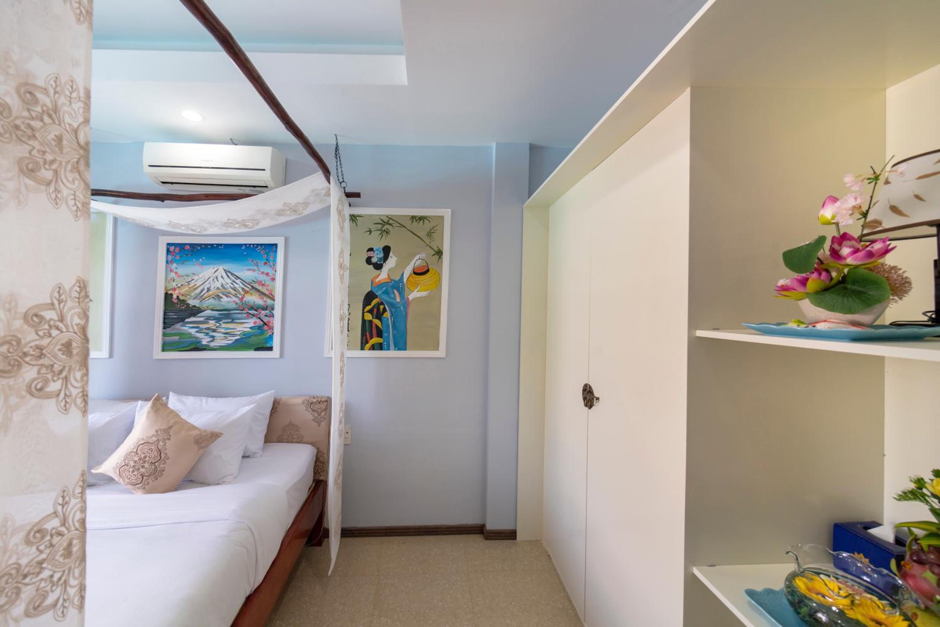 Single Room with balcony and Pool View
