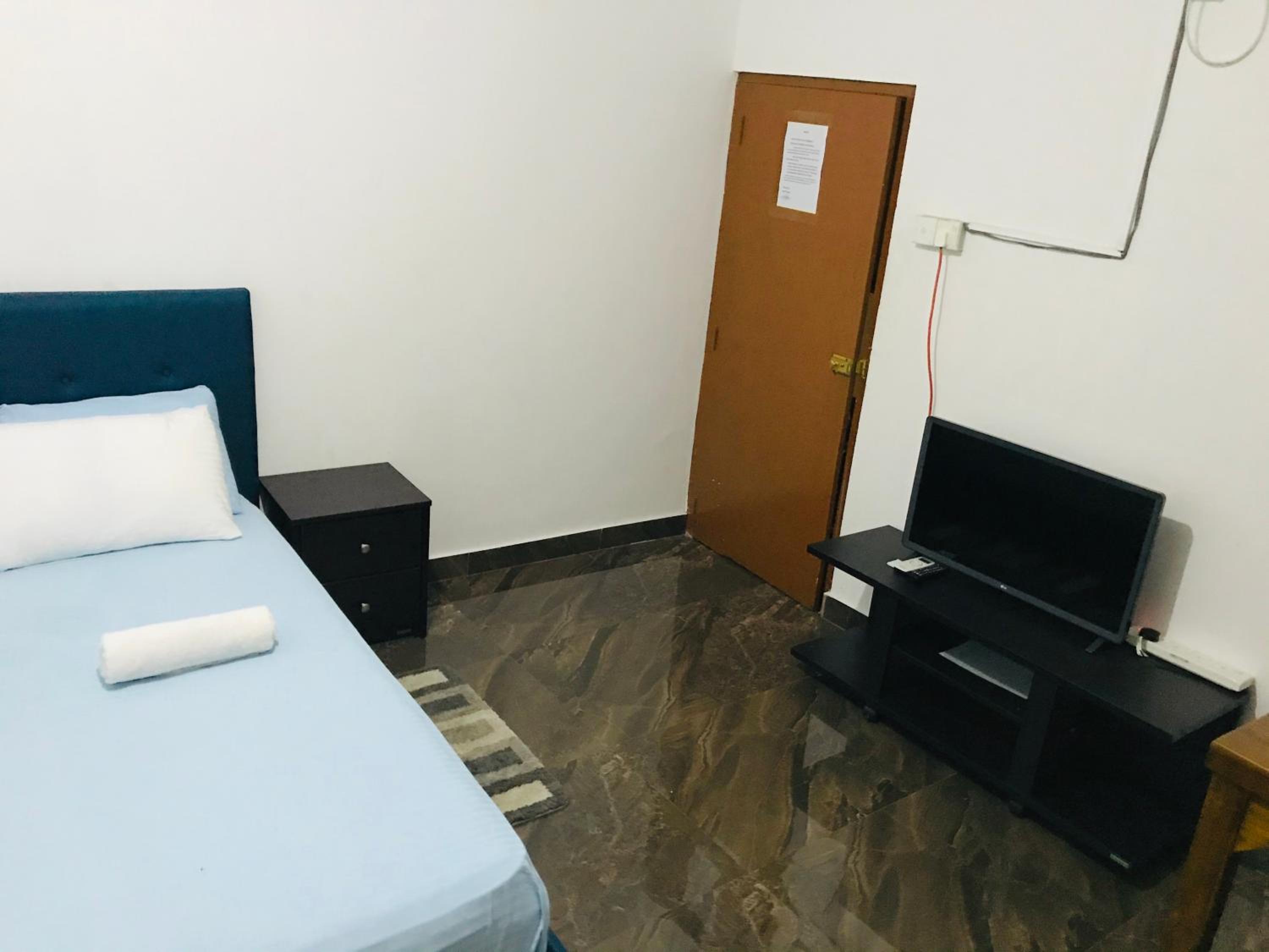 Double Room - Queen Bed with Air Condition photo 3