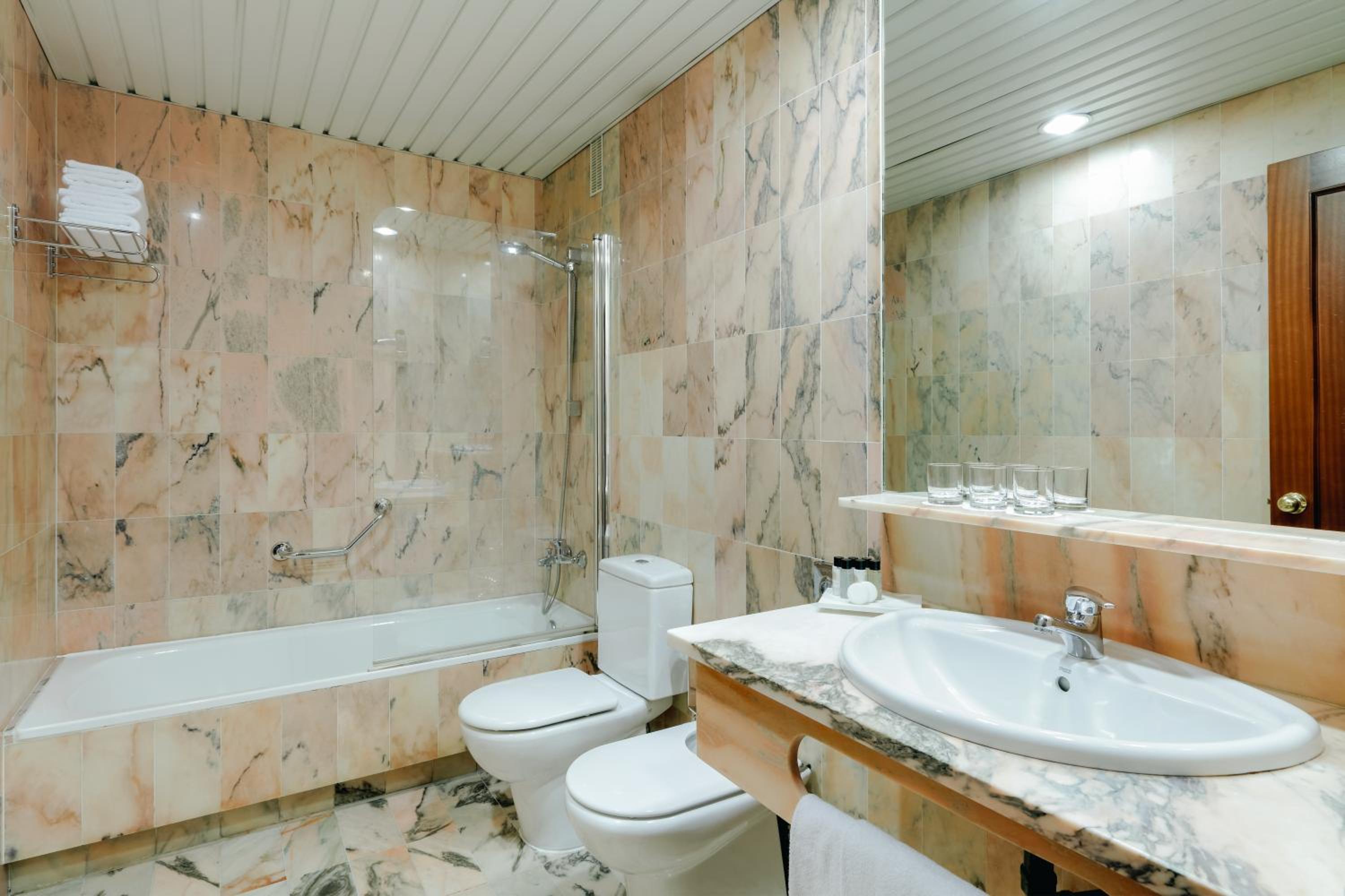 Standard Double or Twin Room (2 Adults + 1 Child) - Photo 2