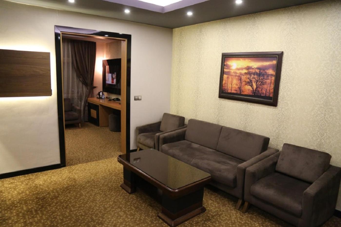 One-Bedroom Suite - Photo 2