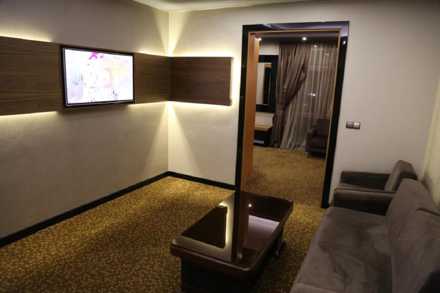 One-Bedroom Suite - Photo 4