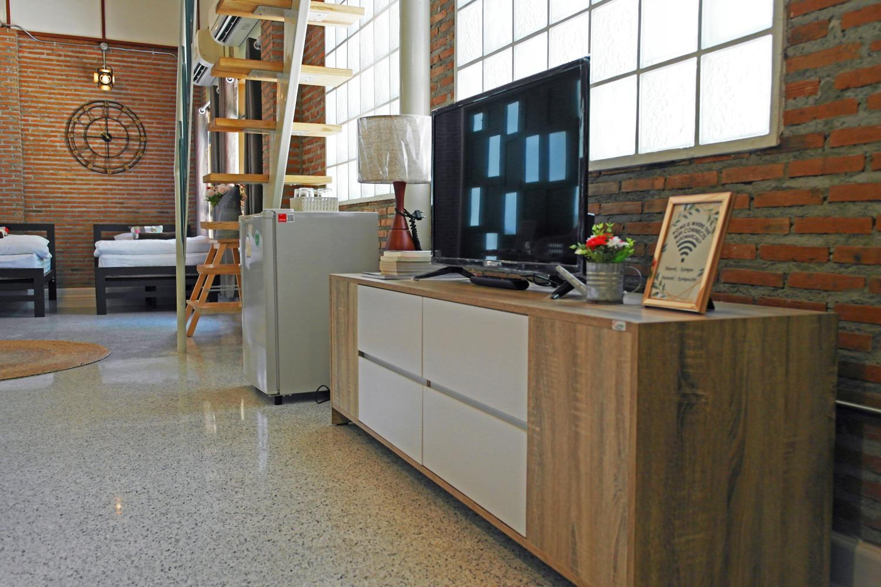 Family Room - Photo 17