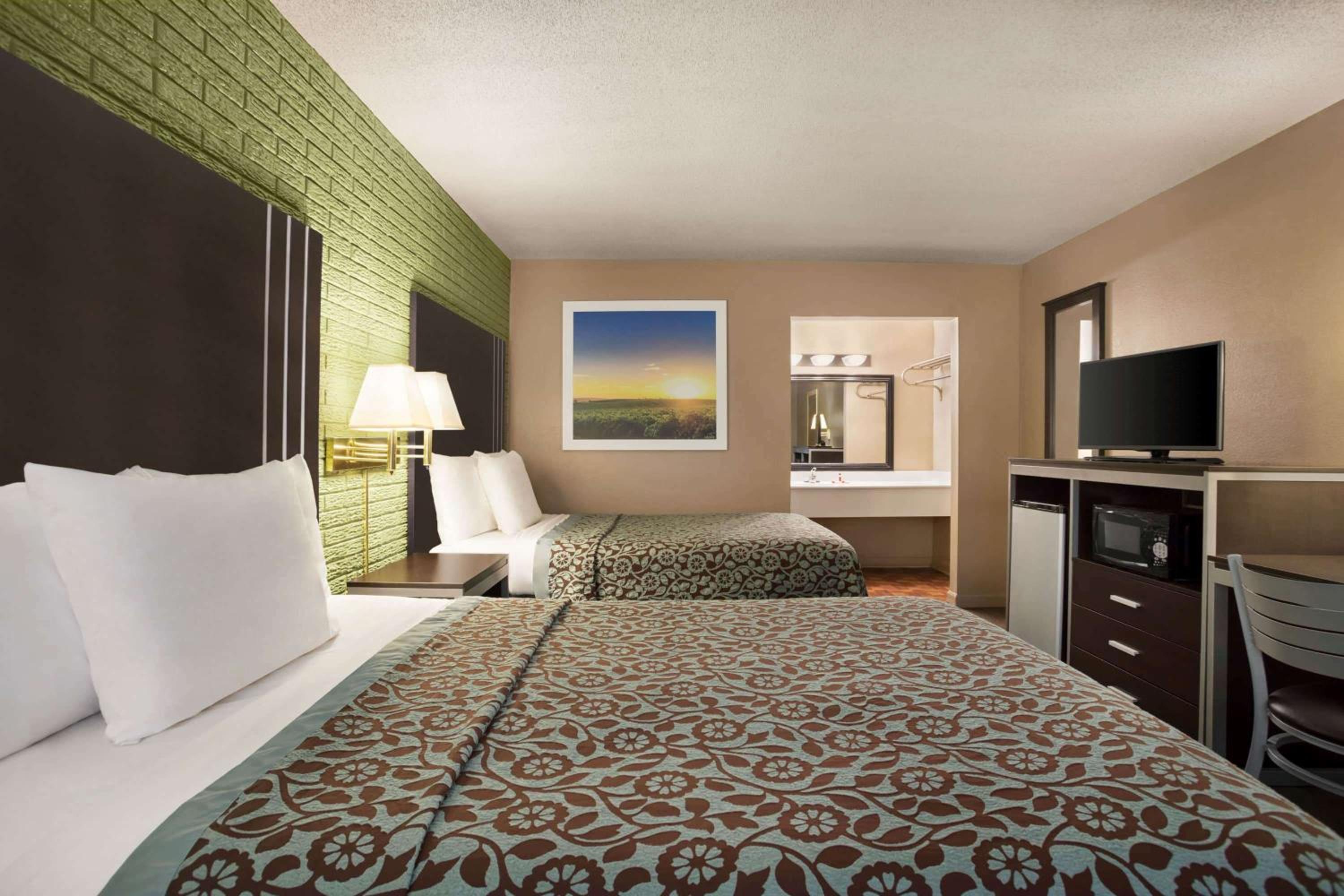 Deluxe Double Room with Two Double Beds - Smoking photo 3