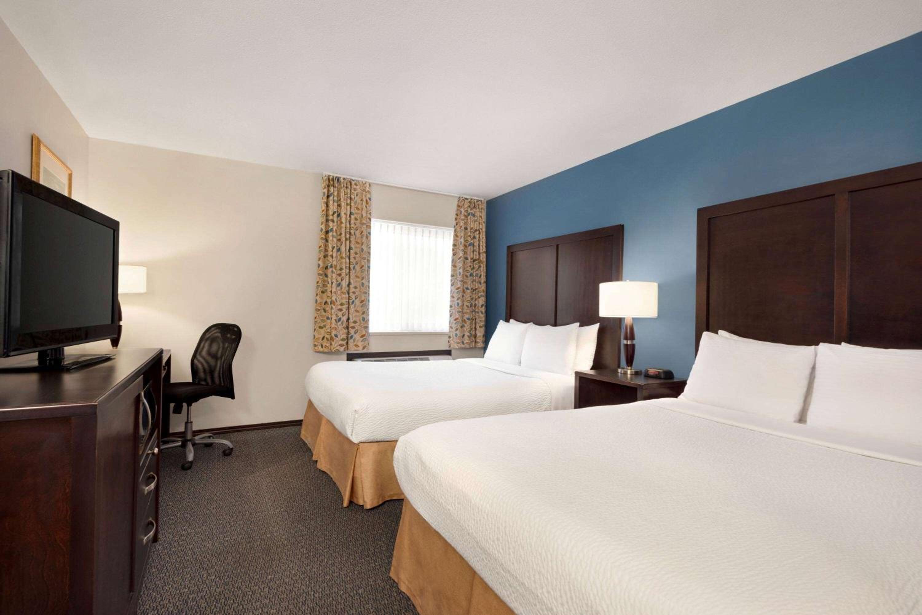 Queen Room with Two Queen Beds - Non-Smoking - Photo 5