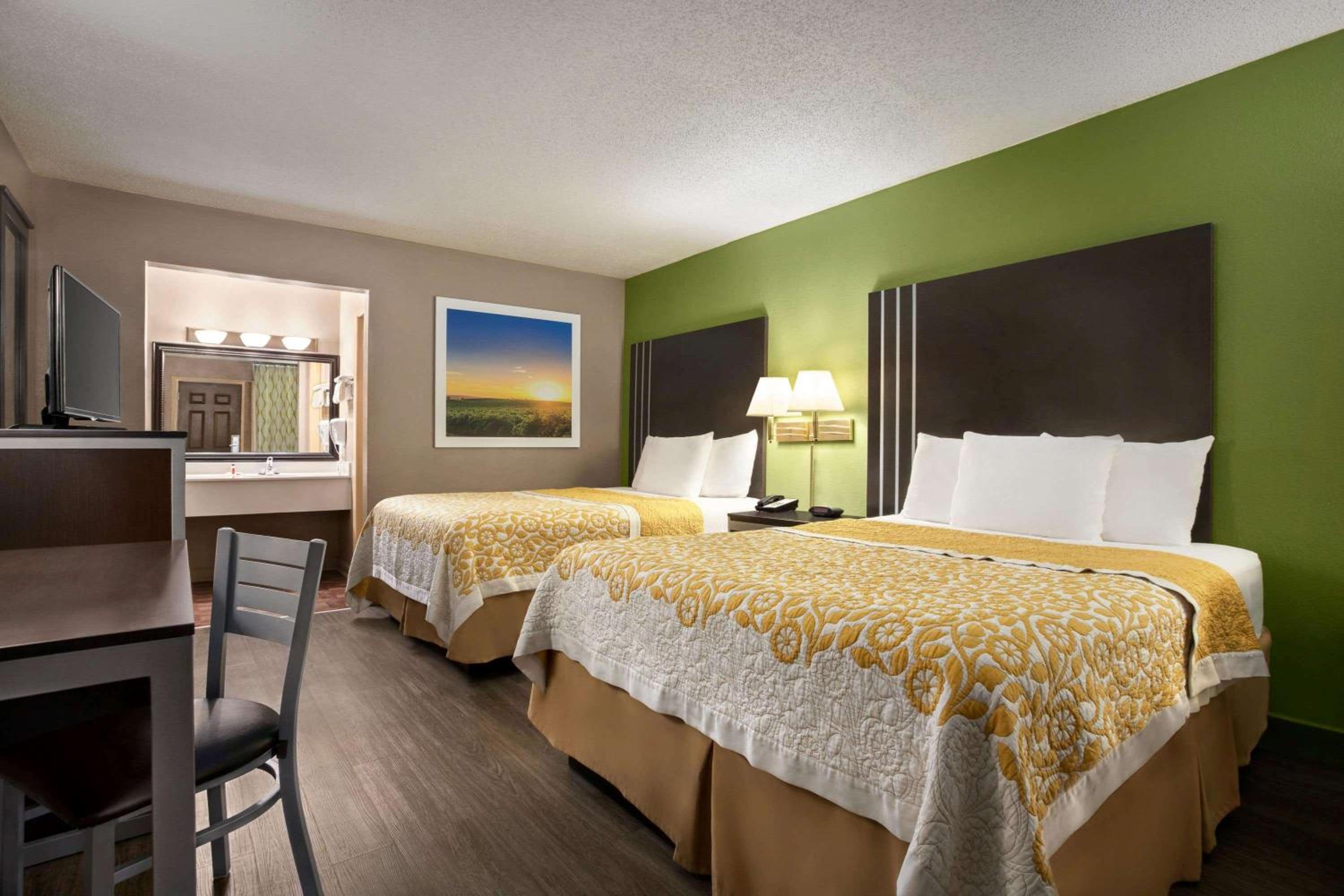 Queen Room with Two Queen Beds - Smoking photo 1