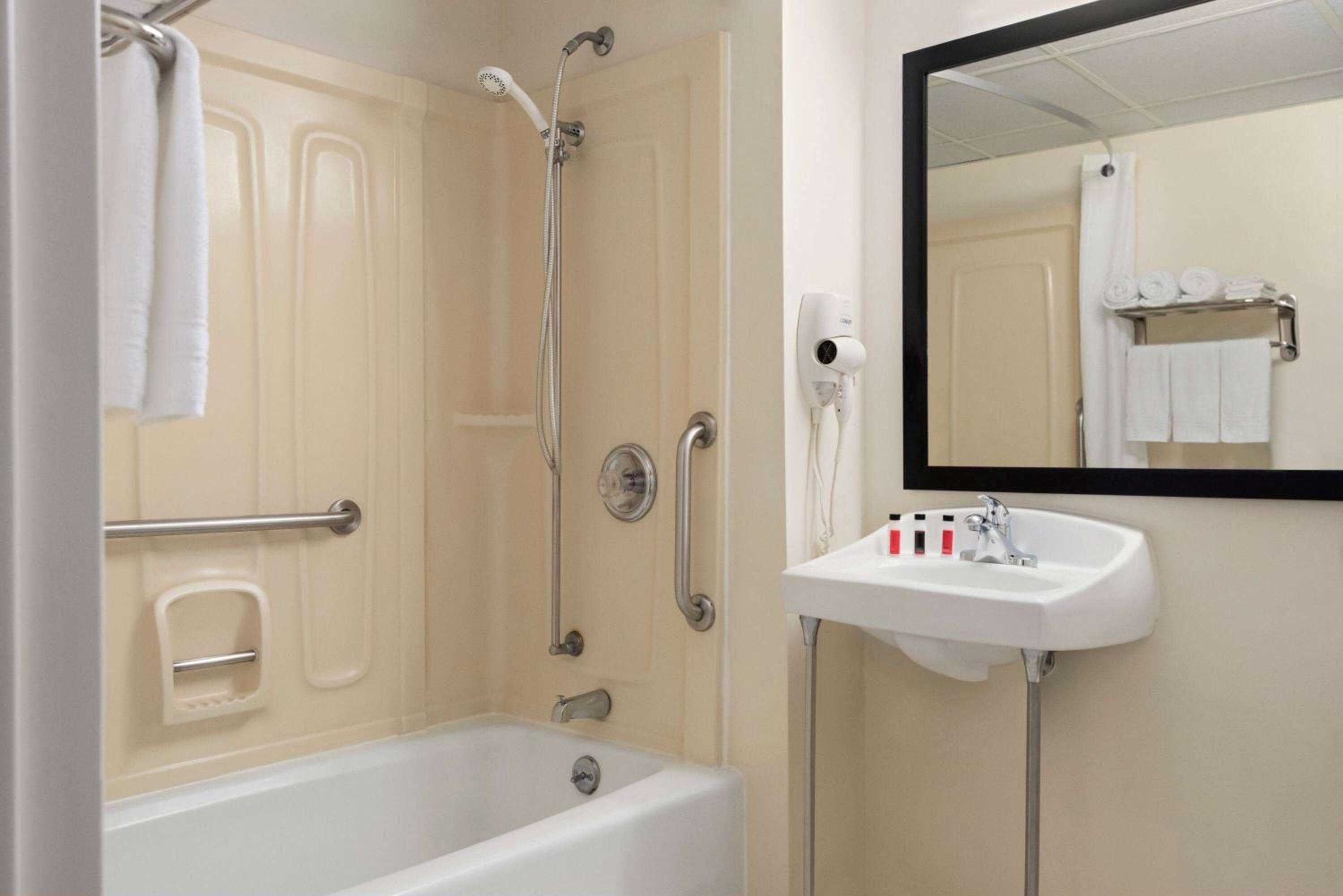 Double Room with Bath Tub - Mobility/Hearing Accessible - Non-Smoking - Photo 3