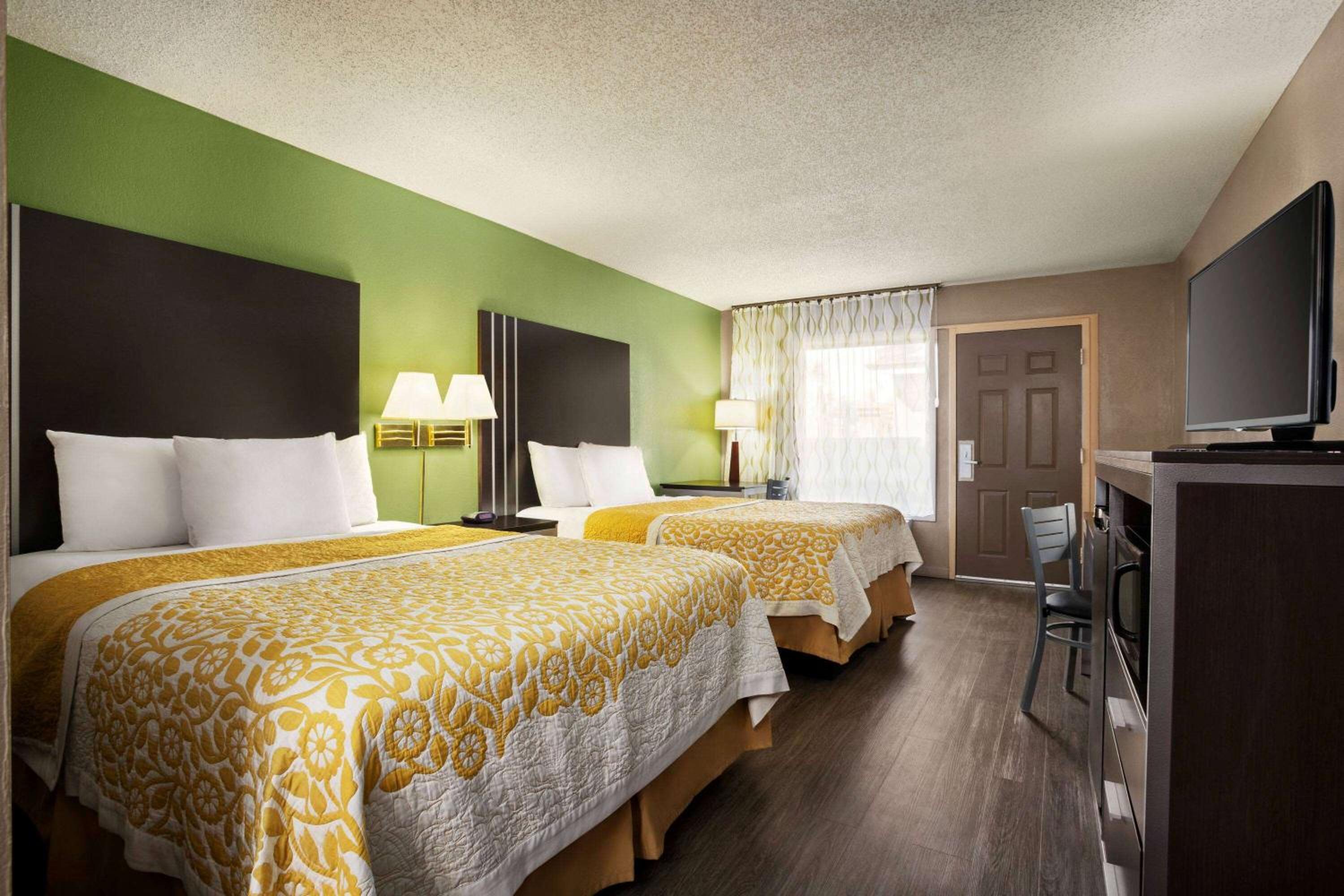 Queen Room with Two Queen Beds - Non-Smoking photo 2