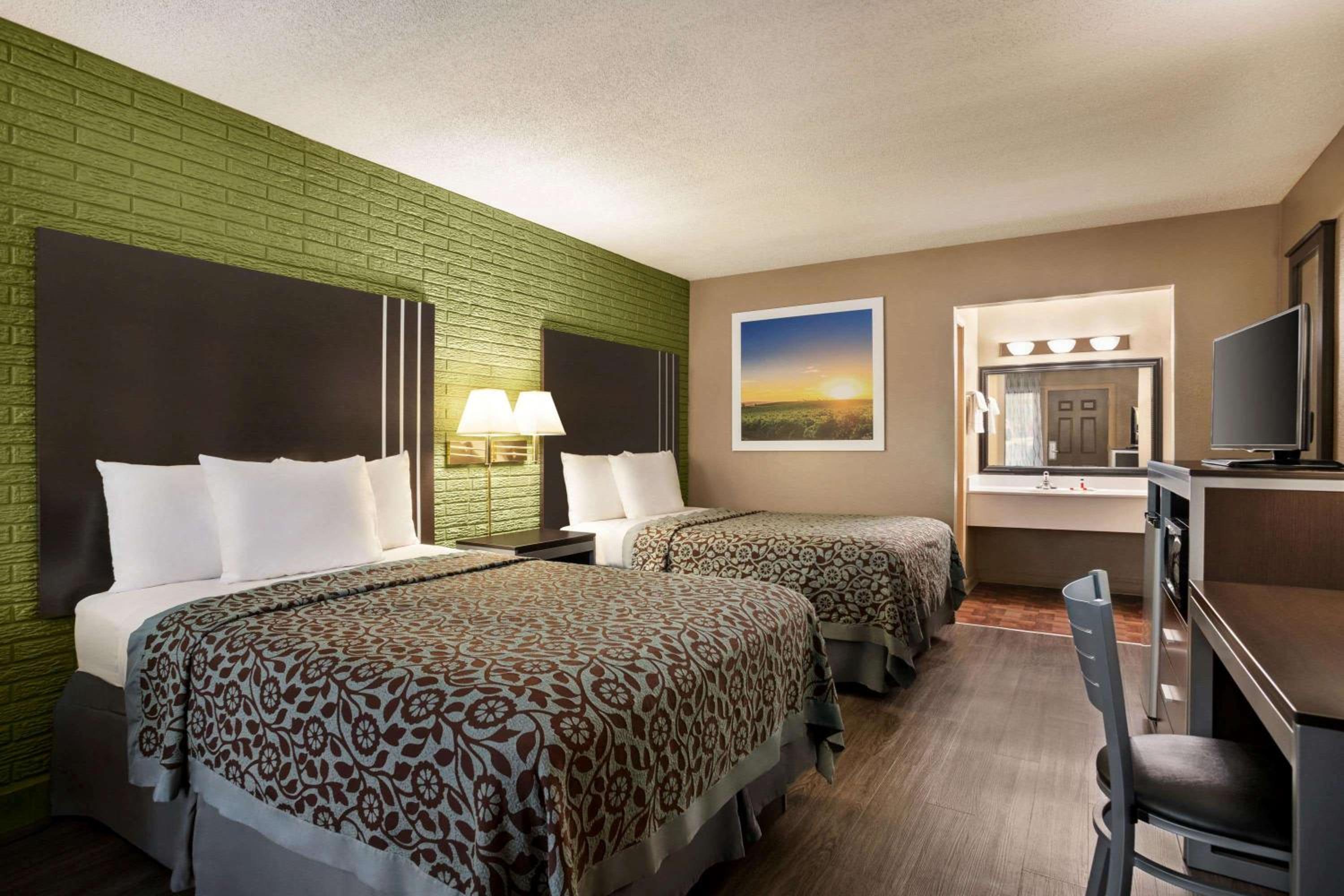 Deluxe Double Room with Two Double Beds - Smoking photo 1