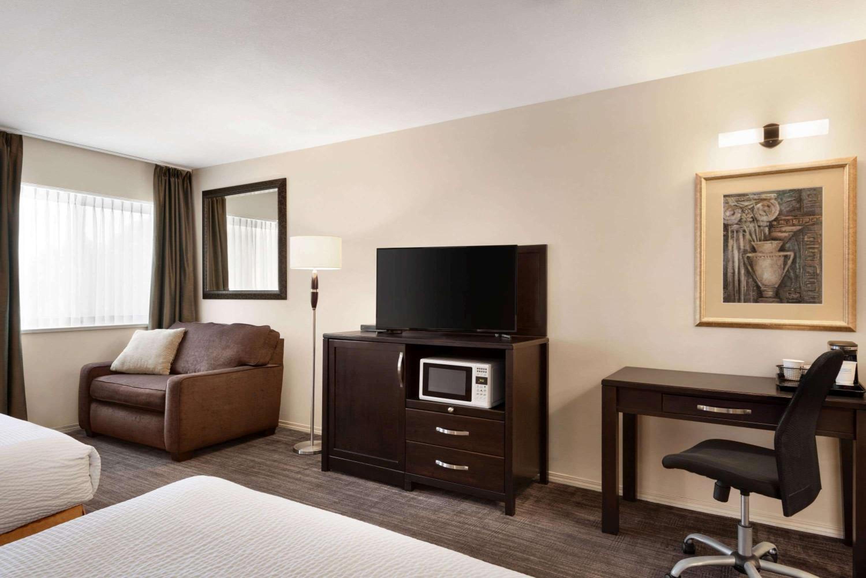Queen Room with Two Queen Beds - Non-Smoking - Photo 7