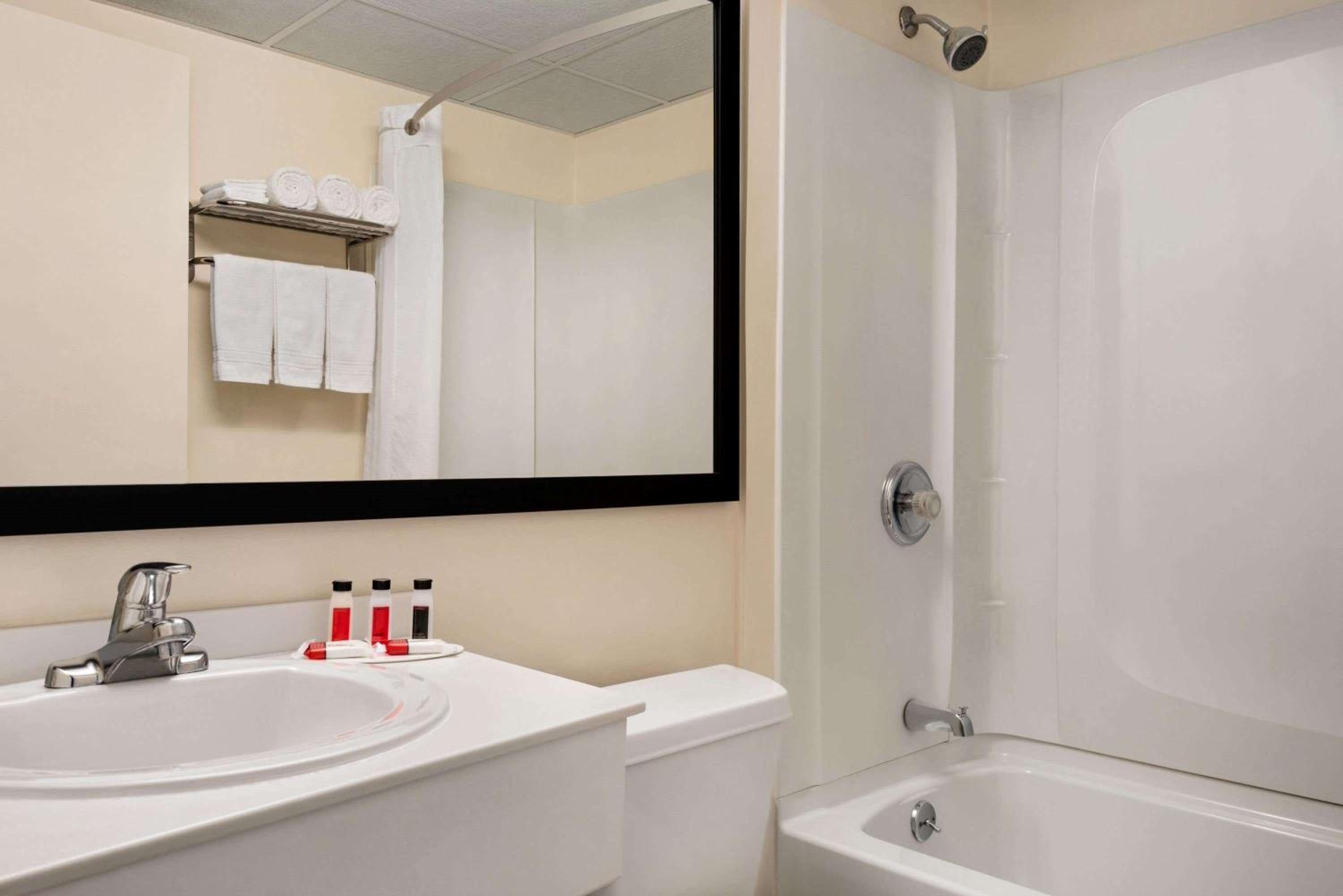 Double Room with Two Double Beds - Non-Smoking - Photo 4