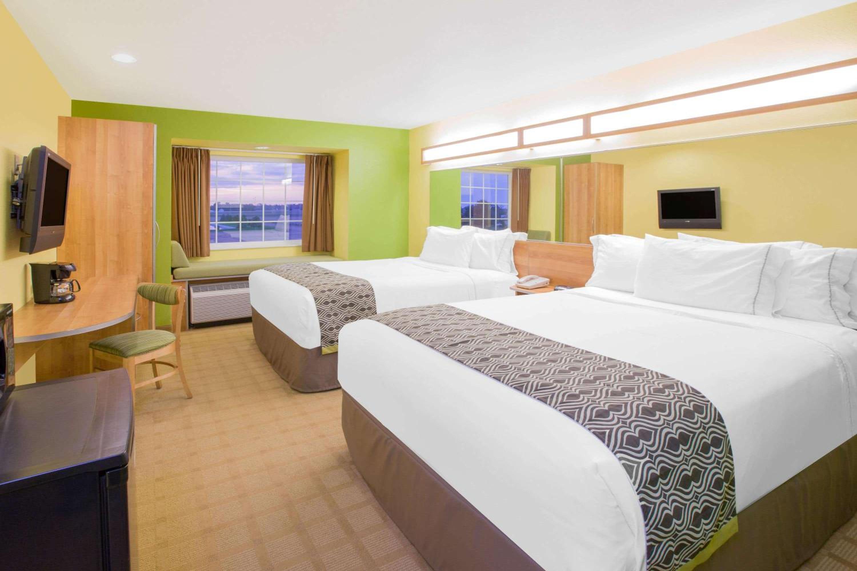 Queen Room with Two Queen Beds - Non-Smoking - Photo 6