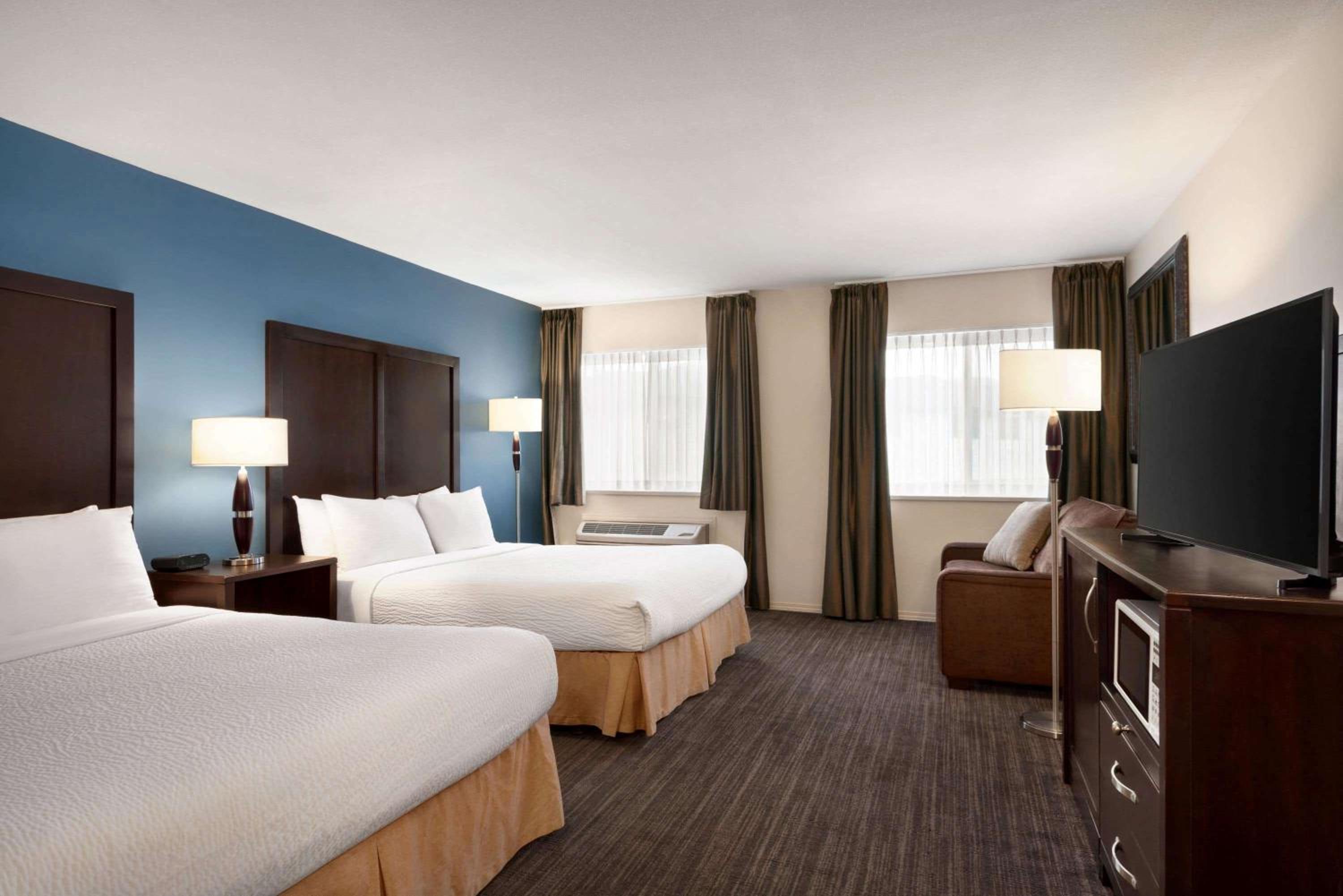 Queen Room with Two Queen Beds - Non-Smoking - Photo 3