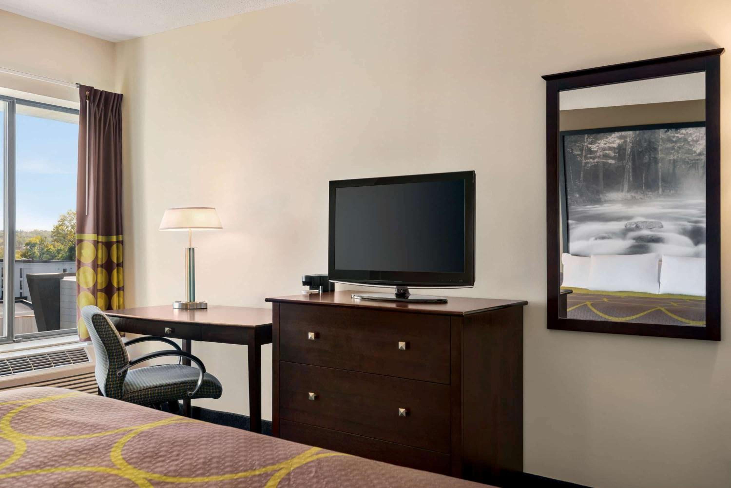 Standard King Room - Non-Smoking  - Photo 3