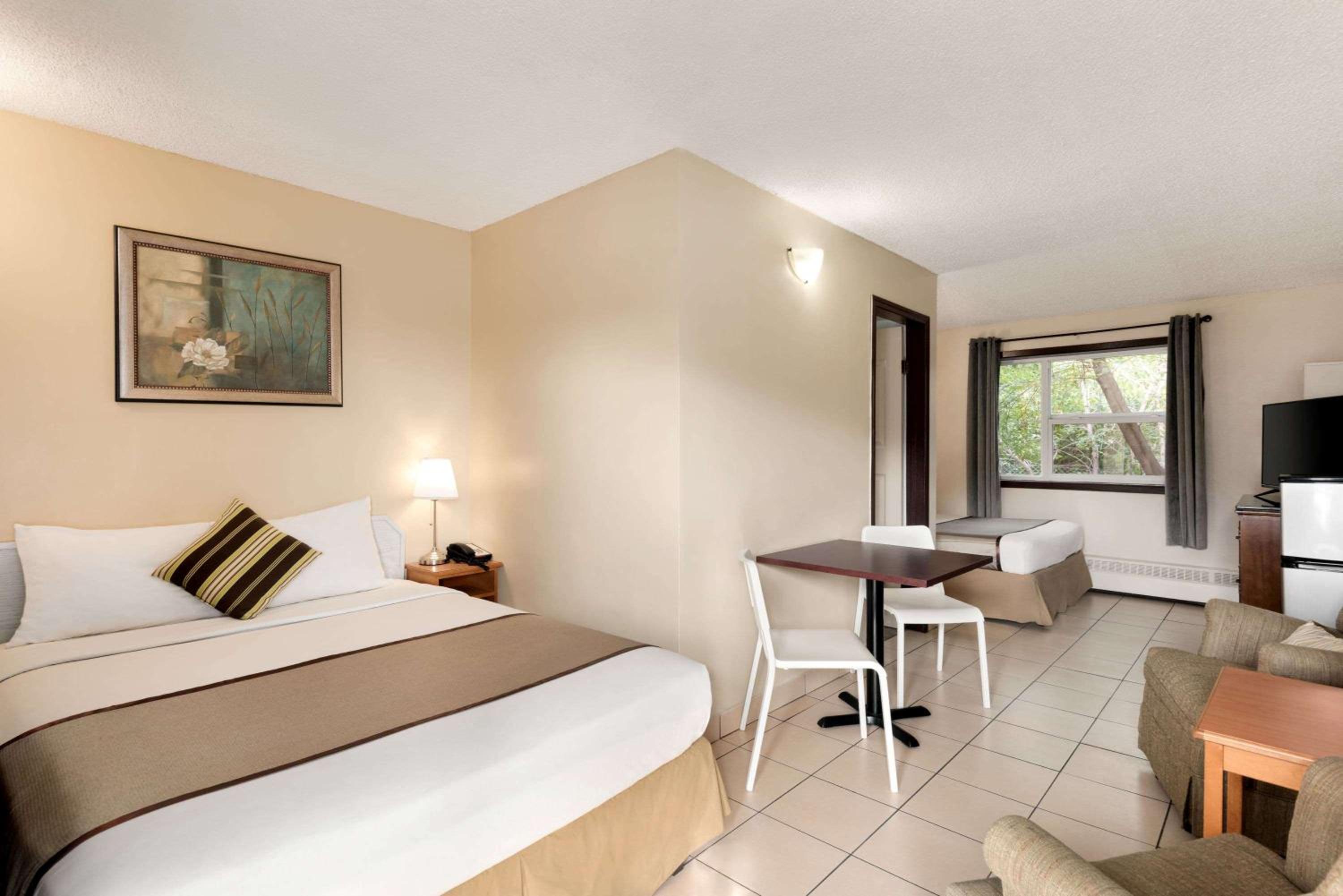 Queen Room with Two Queen Beds - Non-Smoking photo 3