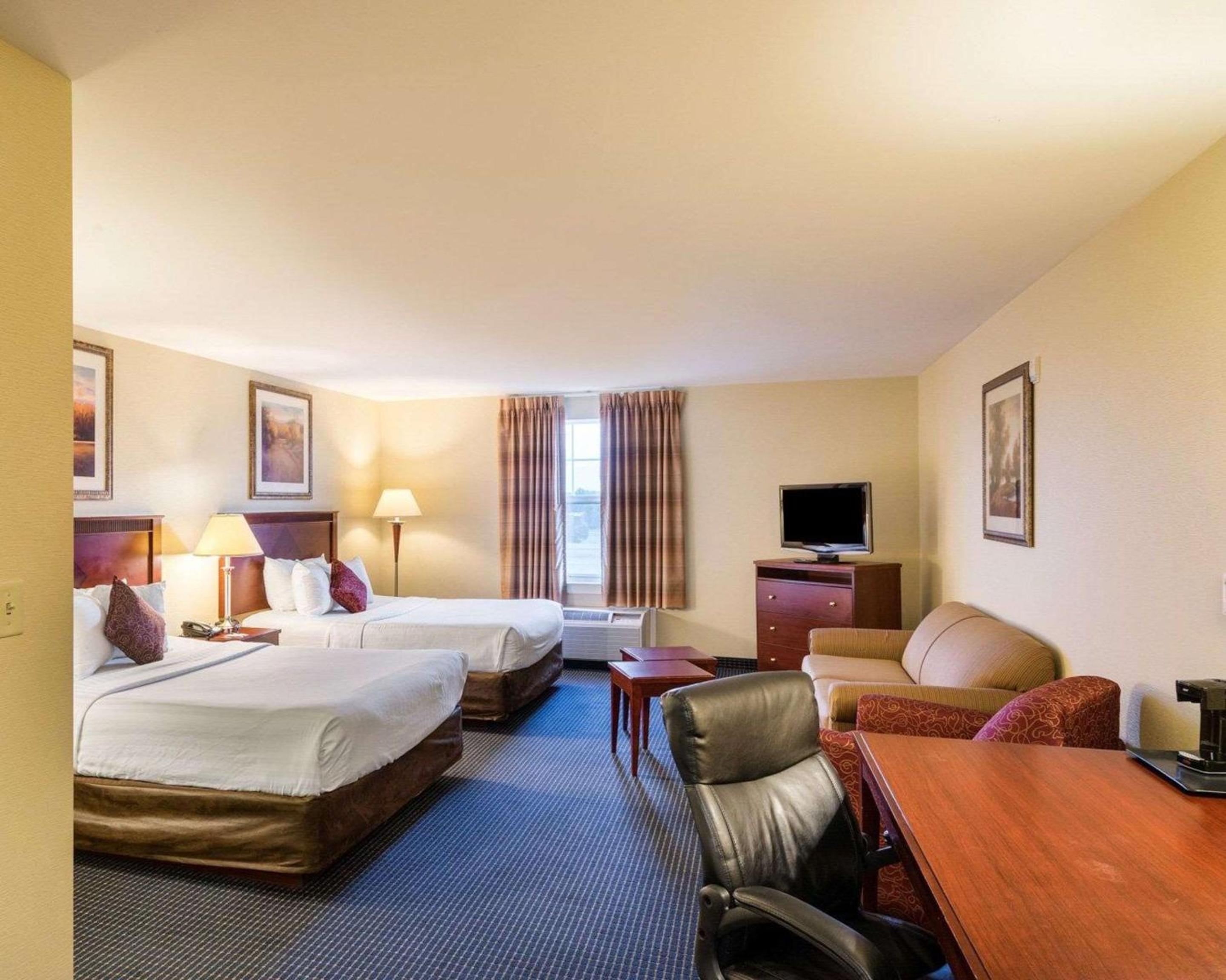 Queen Suite with Two Queen Beds - Non-Smoking - Photo 1