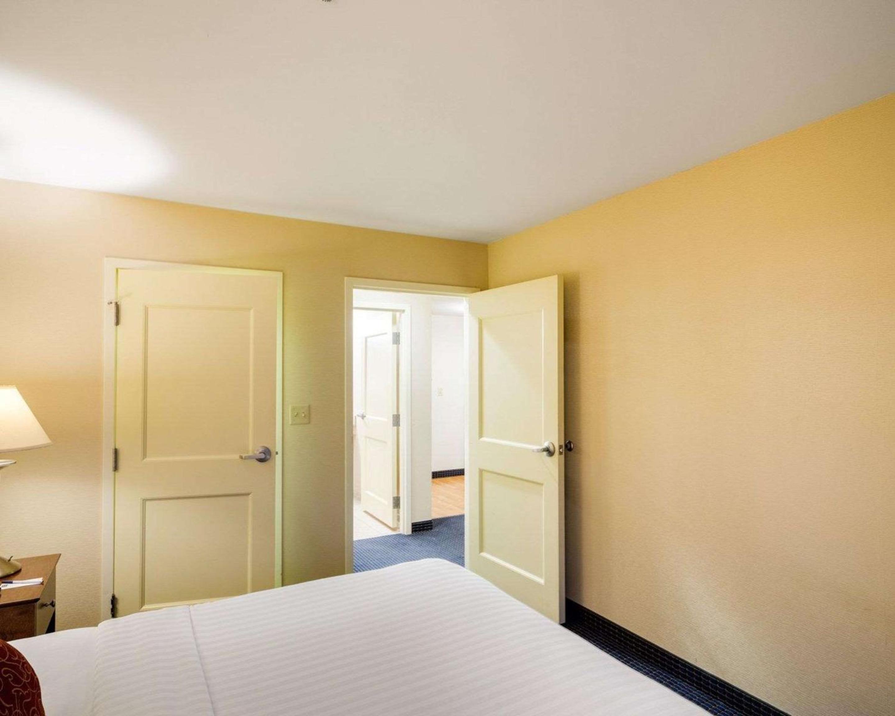 King Suite with Whirlpool - Non-Smoking