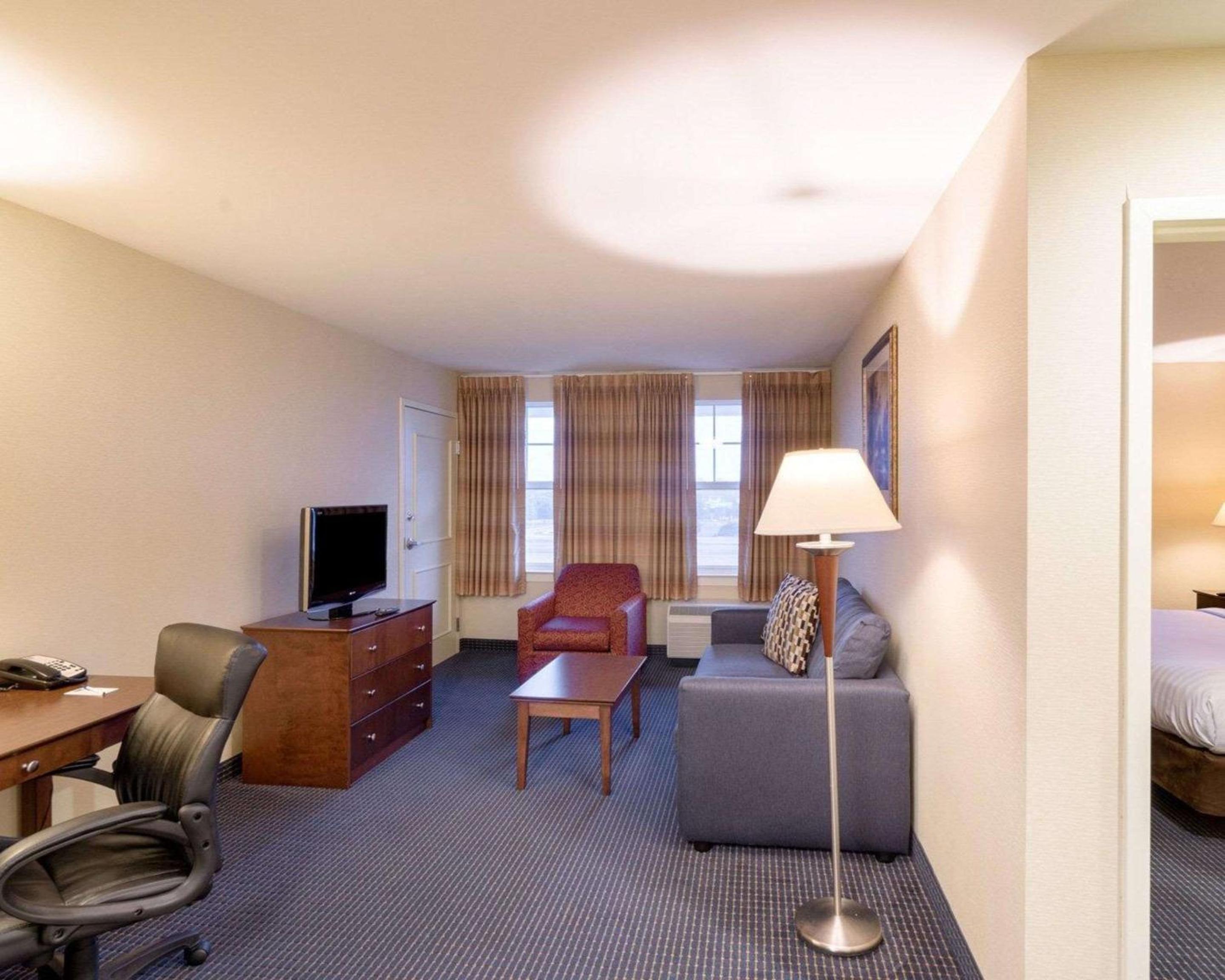 King Suite with Whirlpool - Non-Smoking photo 2