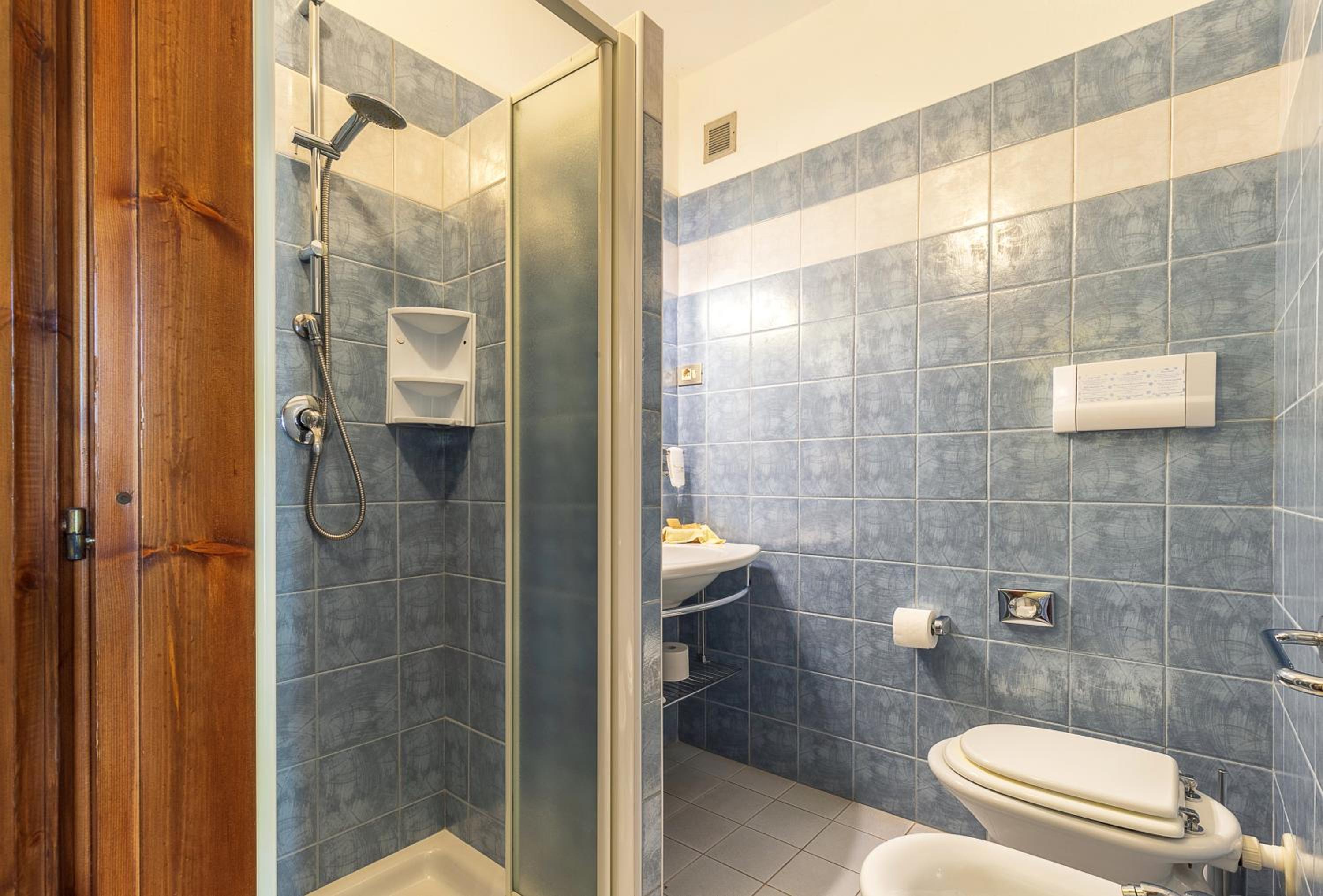 Double or Twin Room - Photo 4