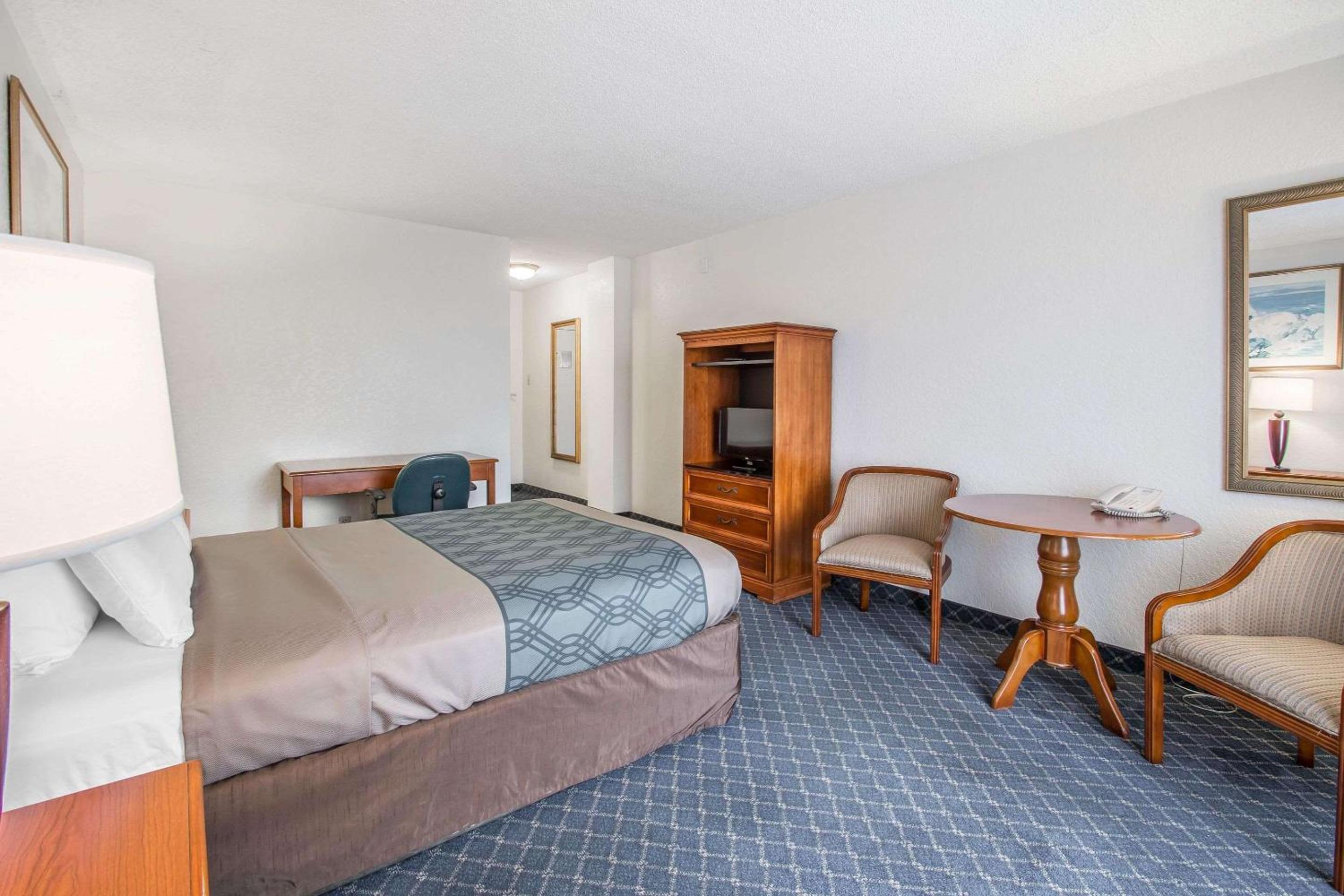 Queen Room - Non-Smoking - Photo 2