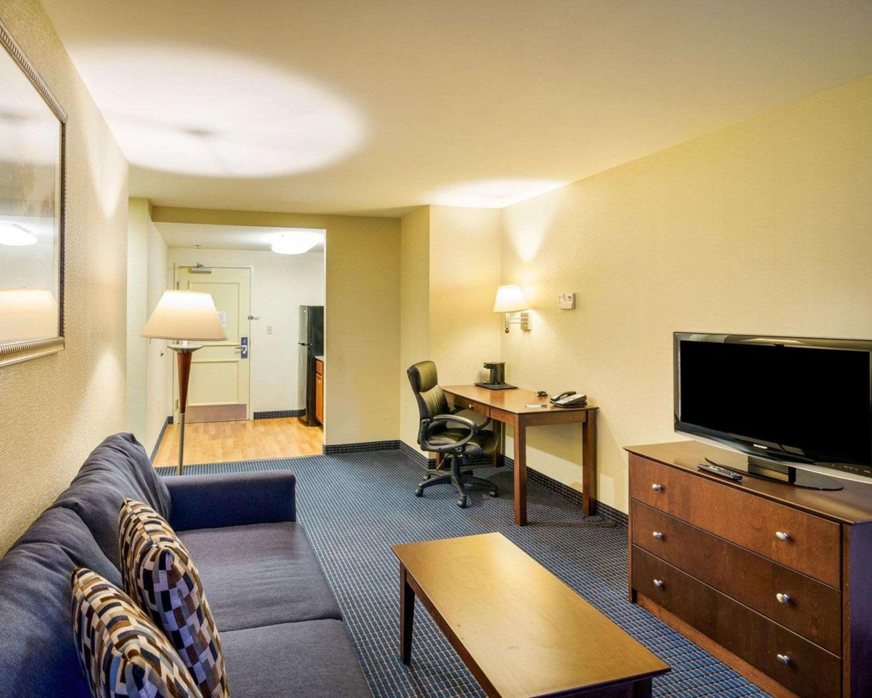 King Suite with Whirlpool - Non-Smoking photo 3