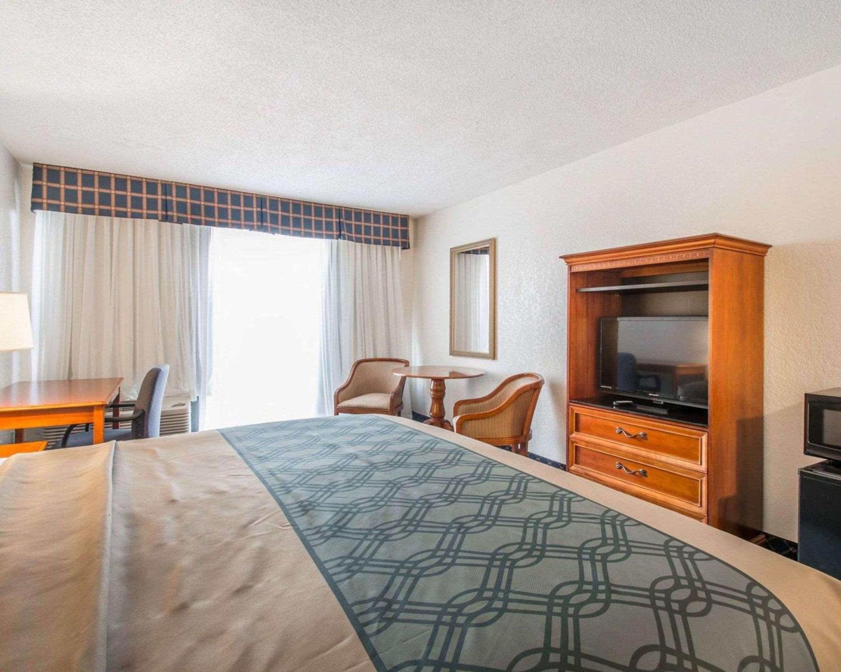 King Room - Non-Smoking - Photo 2