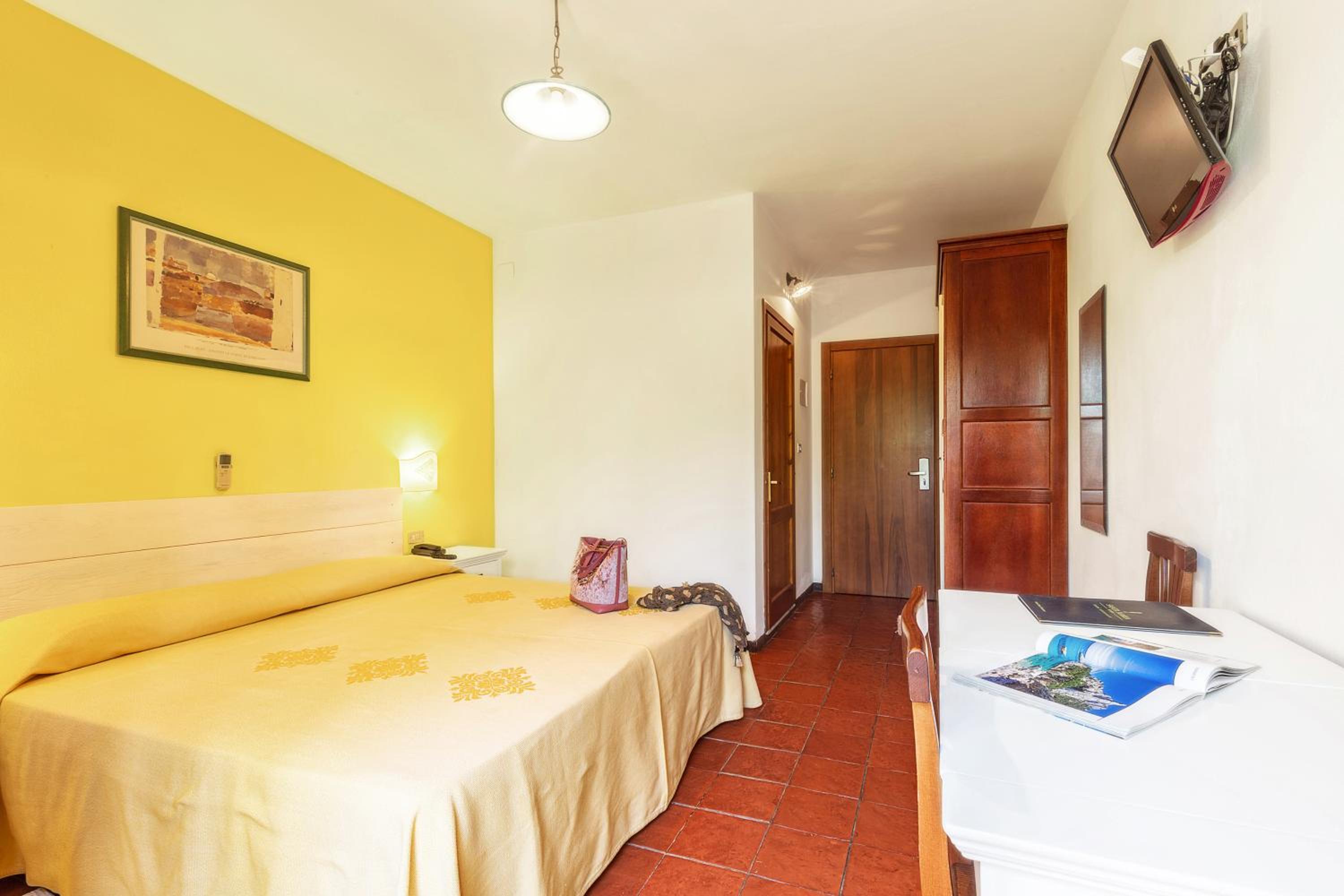 Double or Twin Room - Photo 13