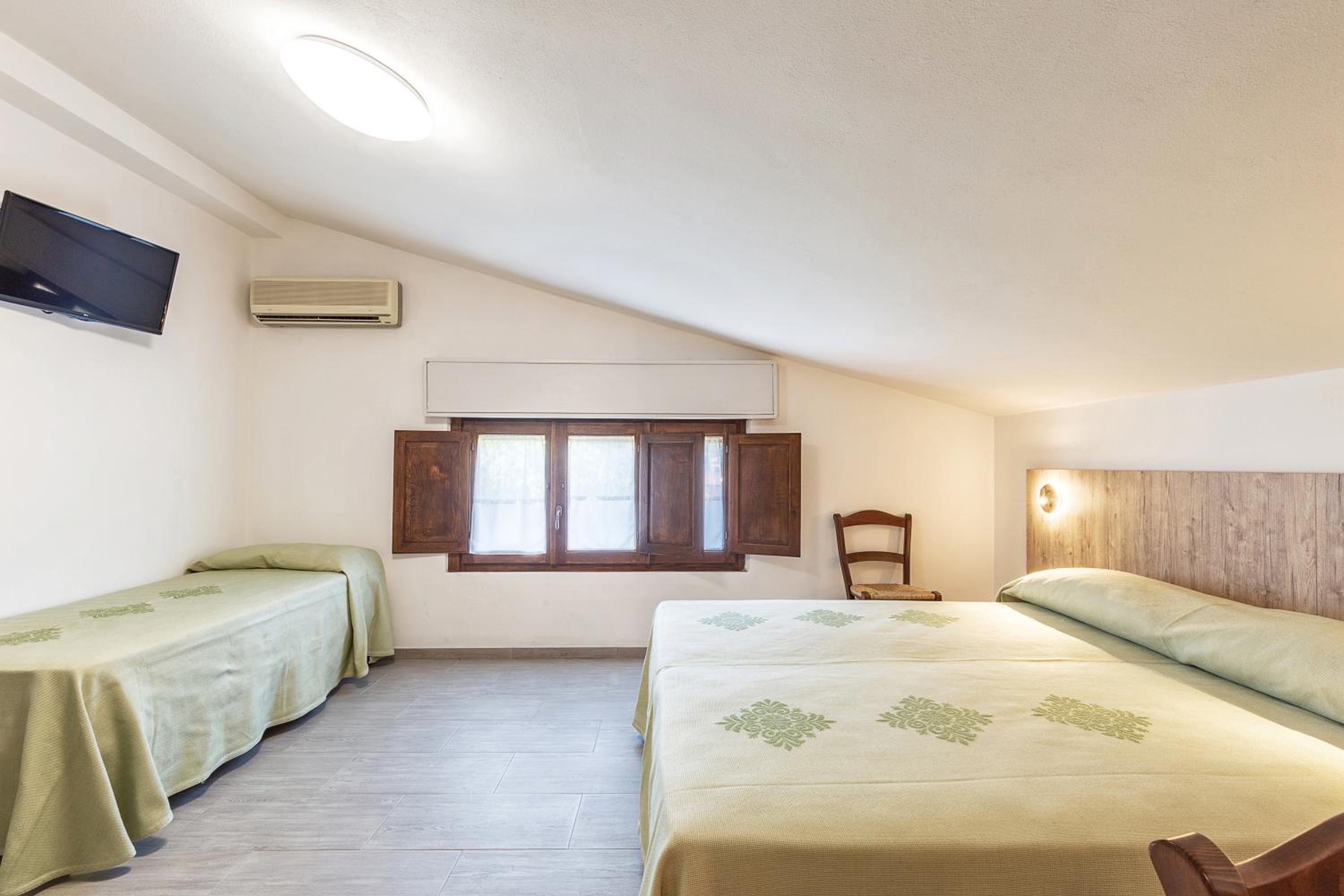 Double or Twin Room - Photo 11
