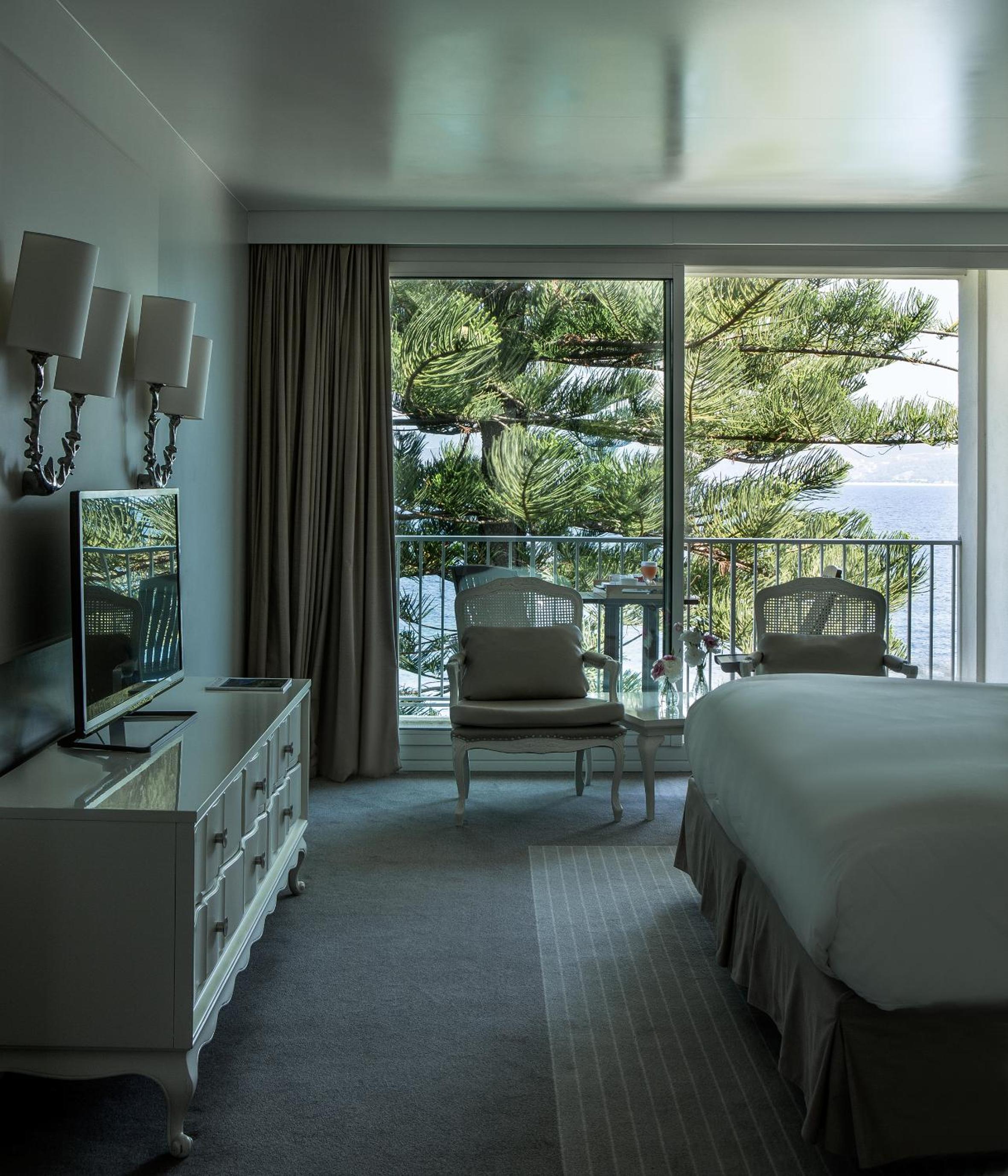 Superior Room with 1 King Bed - Photo 5