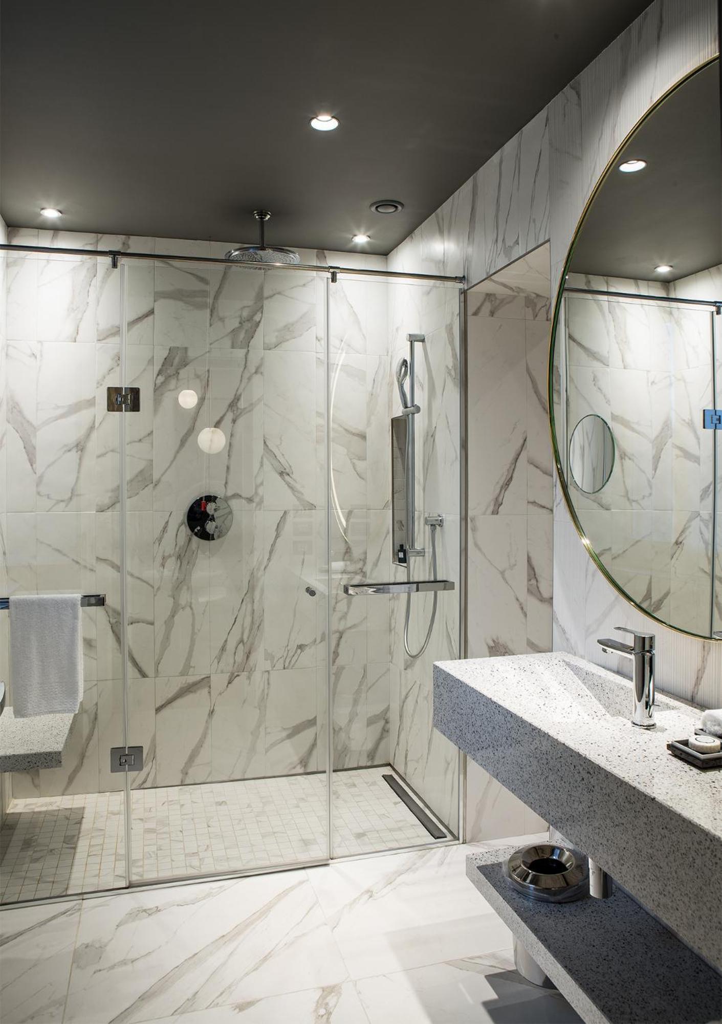 Deluxe King Suite thumbnail 5