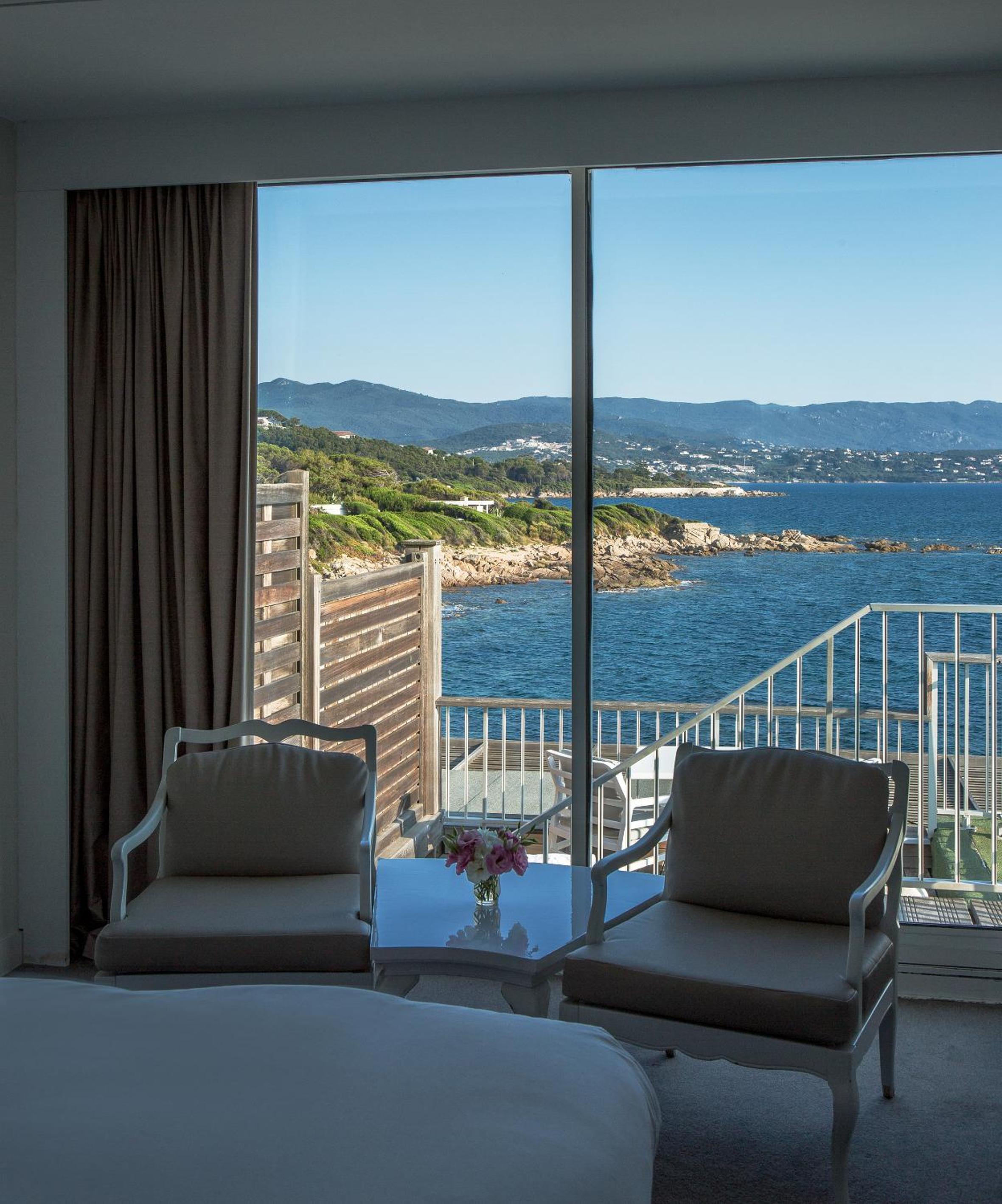 Deluxe room with 1 queen bed - Photo 2