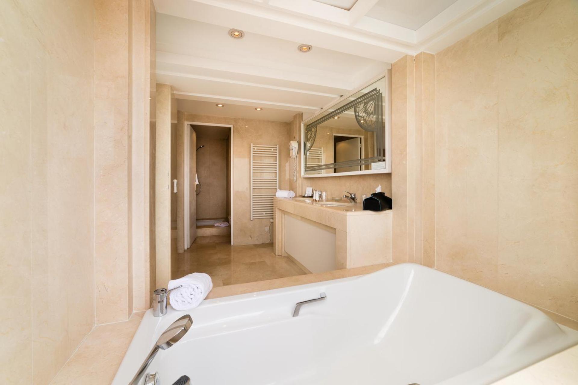 Junior Suite with City View - Photo 2