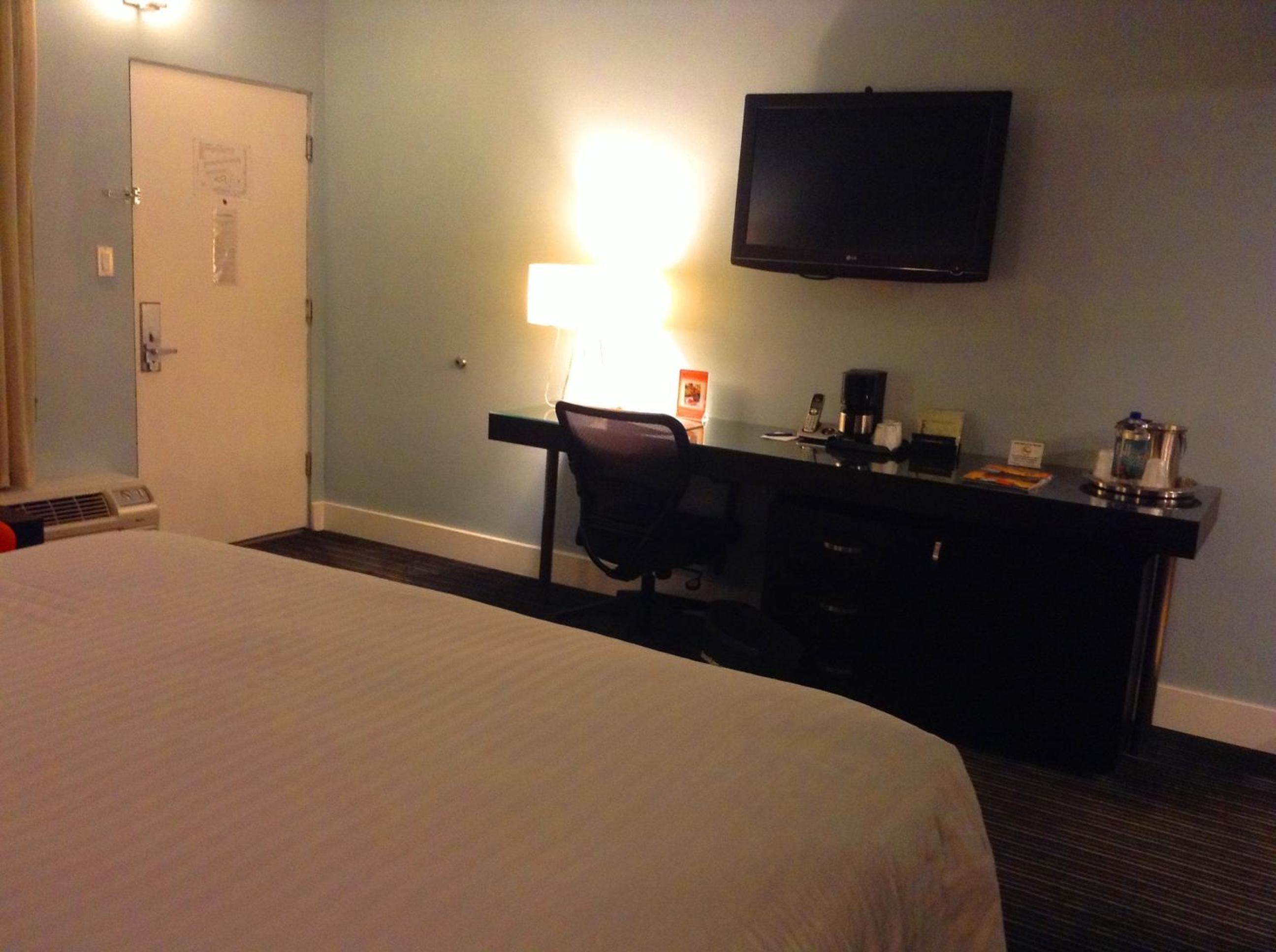 Deluxe Double Room with Two Double Beds - Photo 9