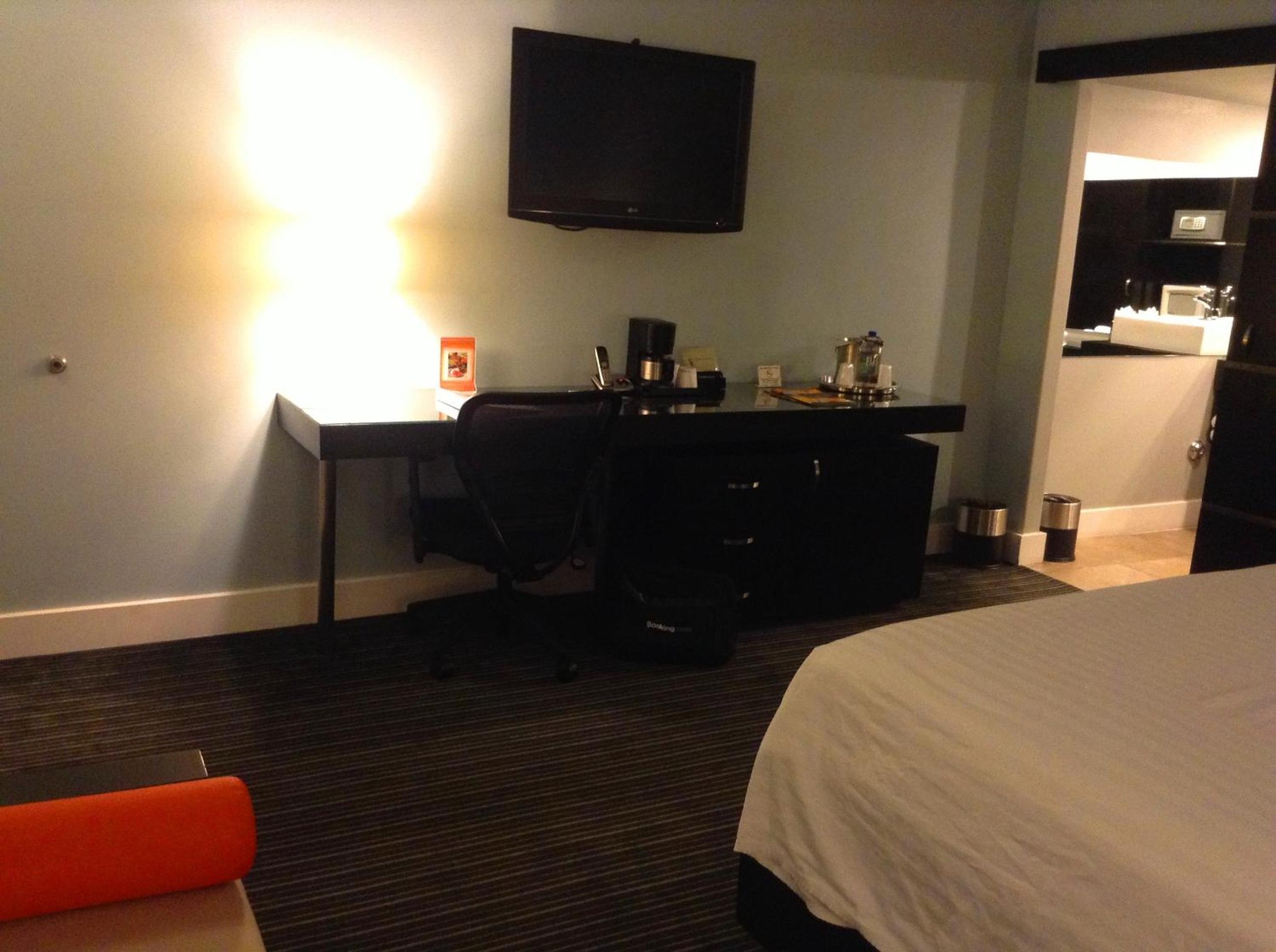 Deluxe Double Room with Two Double Beds - Photo 8
